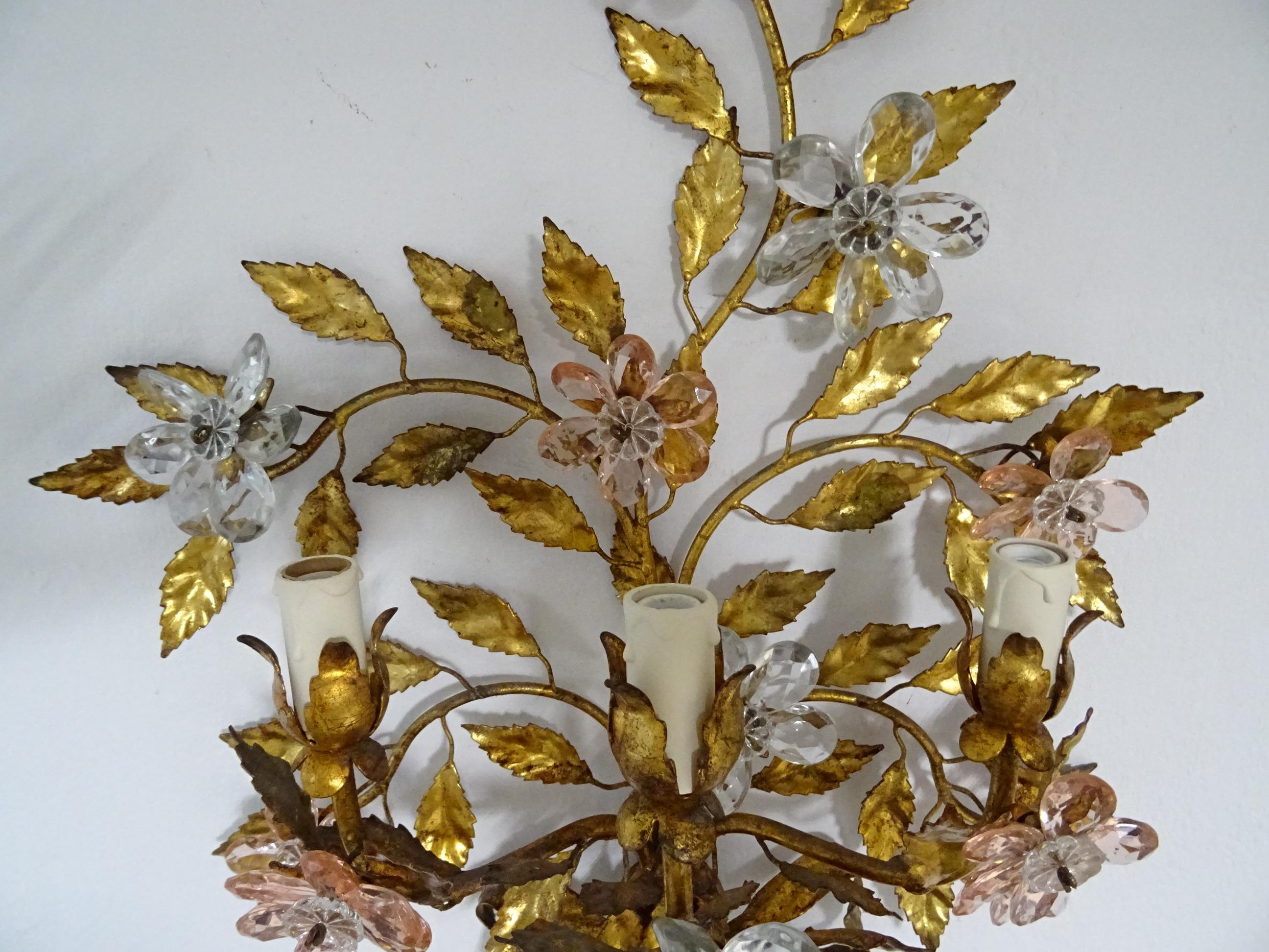 Cristal Maison Baguès Style 3 lumières Appliques à nœuds en cristal rose avec fleurs, circa 1930 en vente