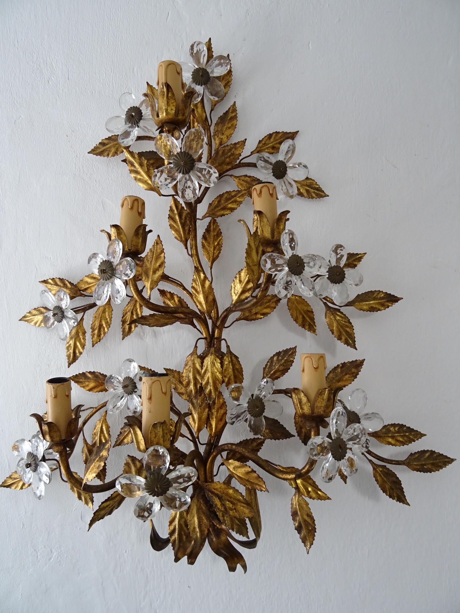 Albergan la impresionante cantidad de 6 luces cada uno.  Se volverán a cablear con enchufes con certificación UL para EE.UU. y enchufes adecuados para el resto de países.  Hojas de metal dorado con gran pátina.  Adornos florales formados por prismas