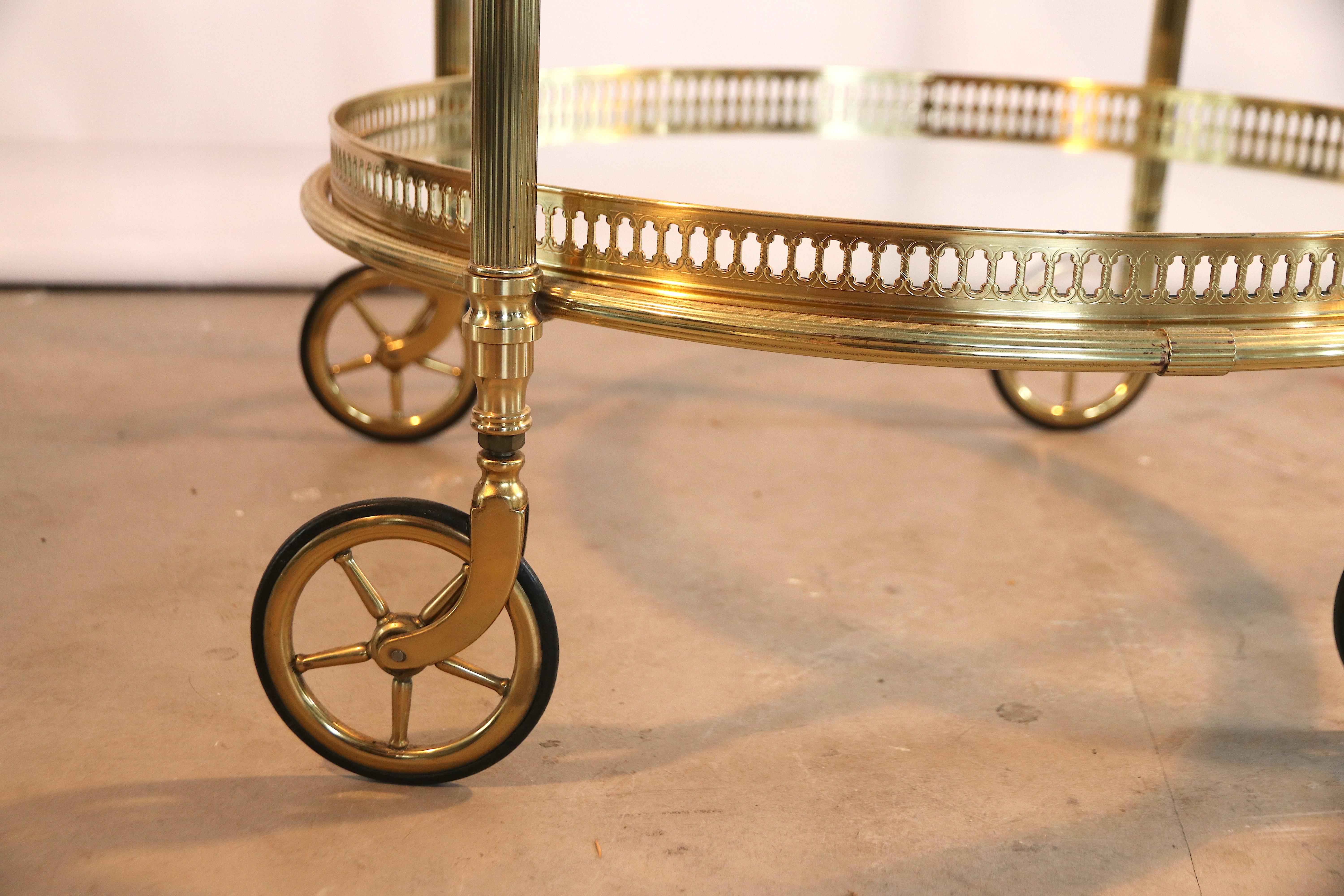 Maison Baguès Style Brass and Glass 2-Tier Bar Cart Trolley Dry Bar on Casters In Excellent Condition For Sale In Amsterdam, NL