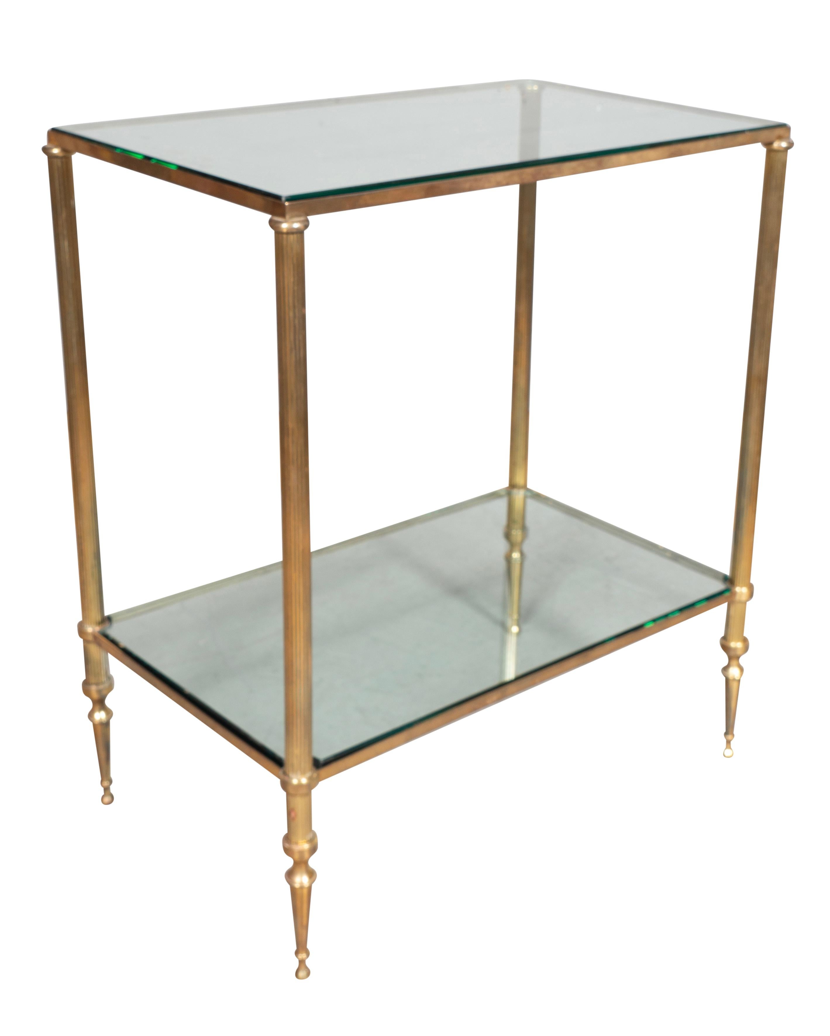Le plateau en verre biseauté et épais est surmonté d'une étagère conforme avec des cannelures.  pieds droits et pieds circulaires effilés.
