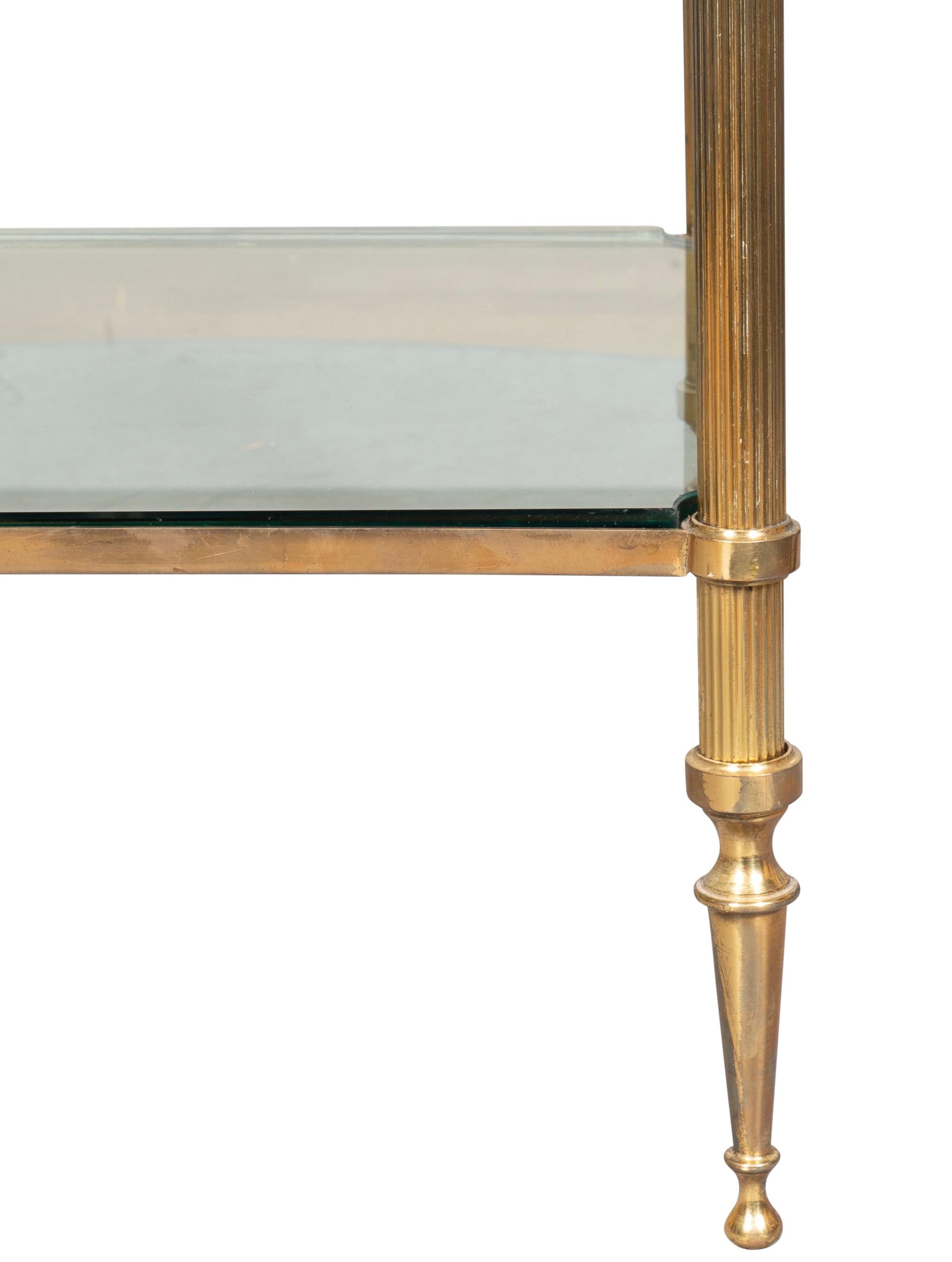 Table en laiton et verre de style Maison Bagues en vente 2