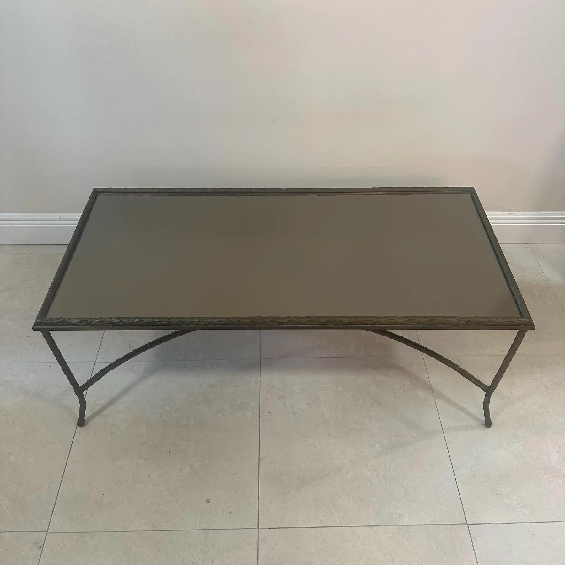 Mesa de centro de bronce estilo Maison Baguès, Francia, años 40. Presenta un estilizado motivo de hojas de laurel y una moderna tapa de espejo de bronce de nueva fabricación. Sin firmar. Muy buen estado vintage con pequeños desgastes superficiales y