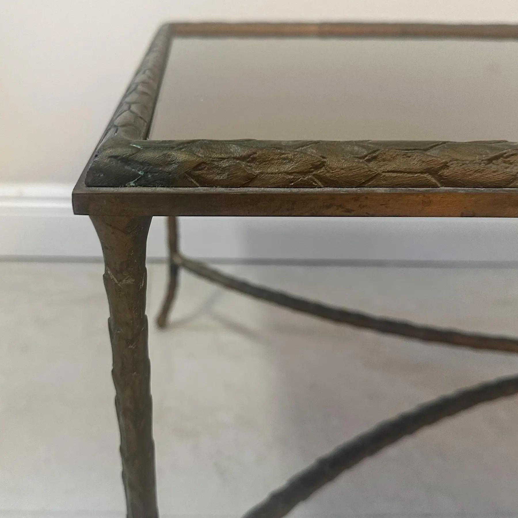 Mesa baja de bronce estilo Maison Baguès y tapa de espejo de bronce, Francia, años 40 Moderno de mediados de siglo en venta