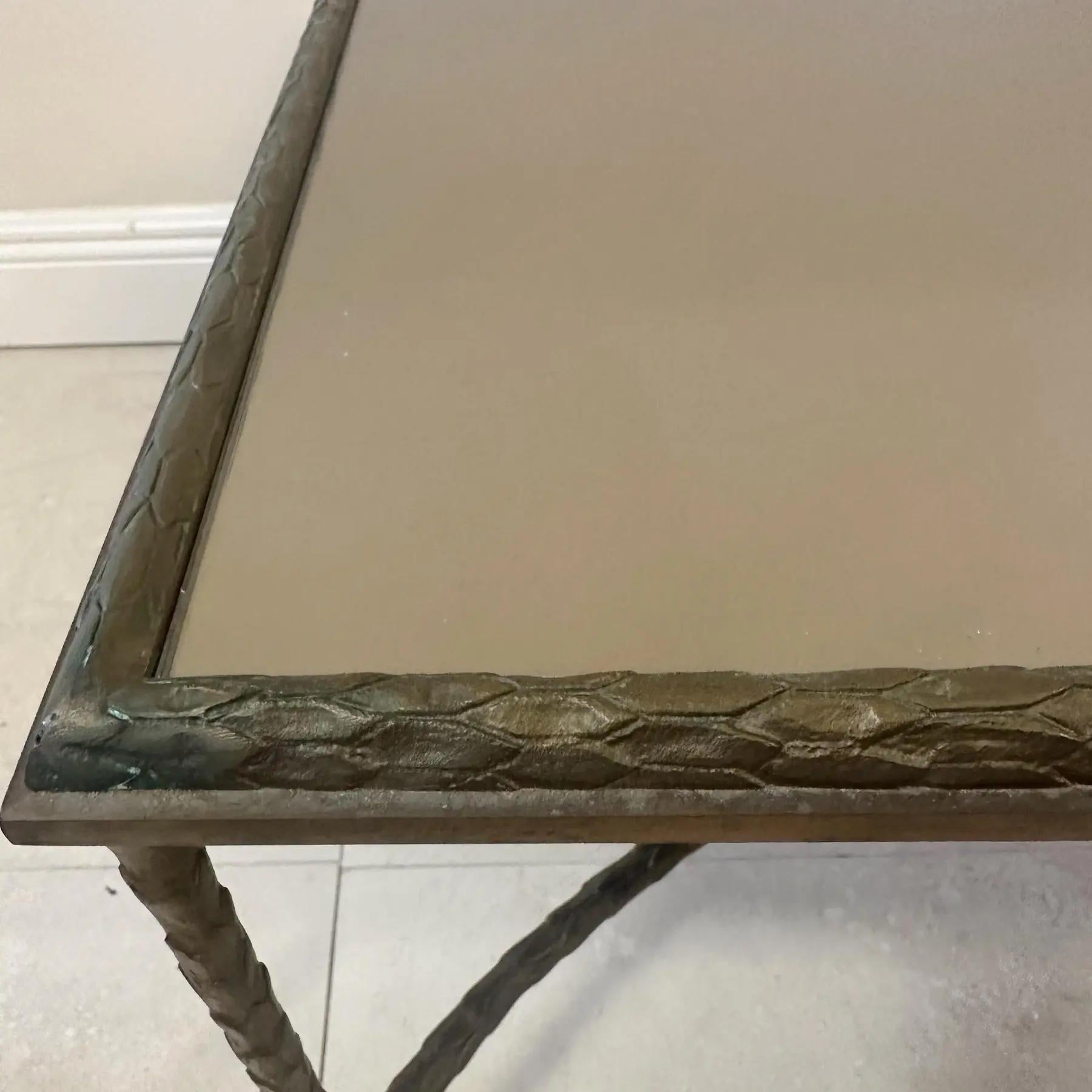 Mesa baja de bronce estilo Maison Baguès y tapa de espejo de bronce, Francia, años 40 Francés en venta