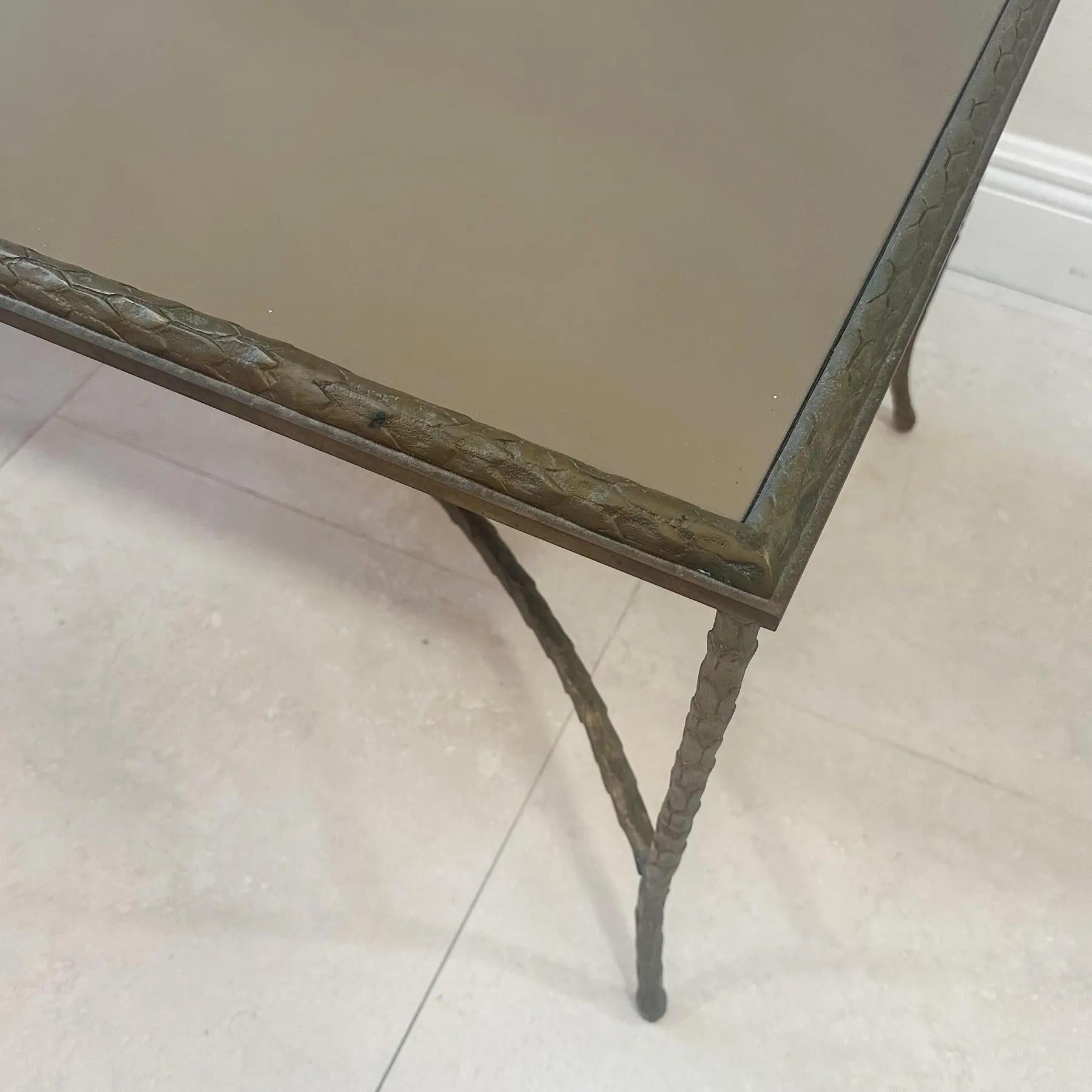 Mesa baja de bronce estilo Maison Baguès y tapa de espejo de bronce, Francia, años 40 mediados del siglo XX en venta