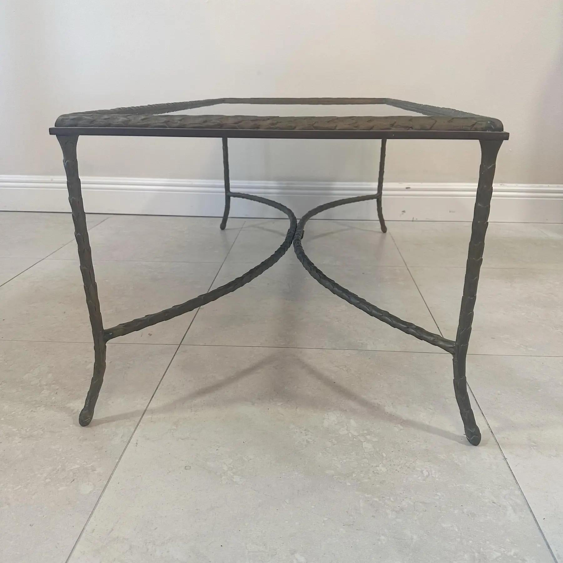 Mesa baja de bronce estilo Maison Baguès y tapa de espejo de bronce, Francia, años 40 en venta 1