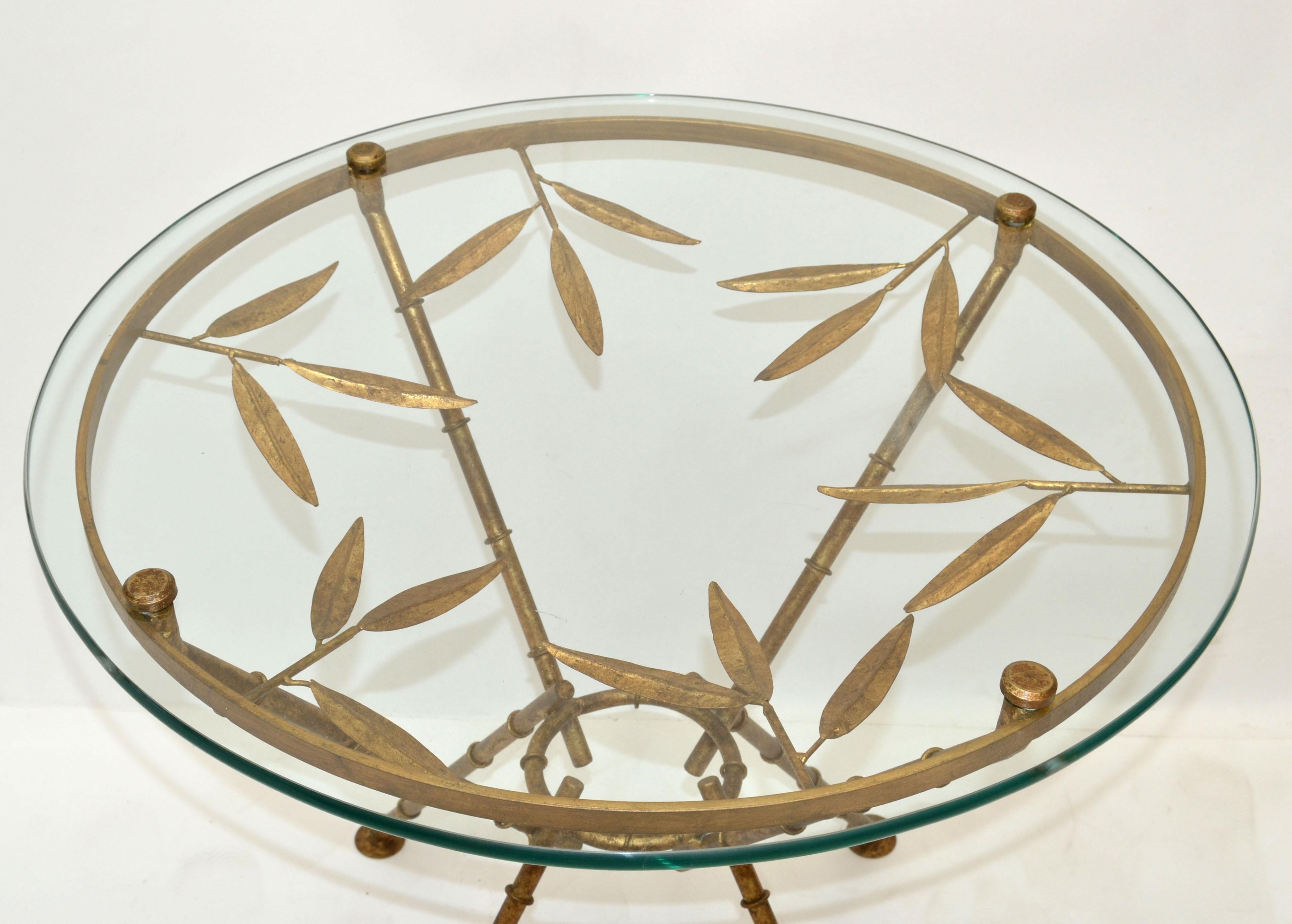 Laiton Table de cocktail traditionnelle de style Maison Bagus en bronze, faux bambou et verre à feuilles en vente