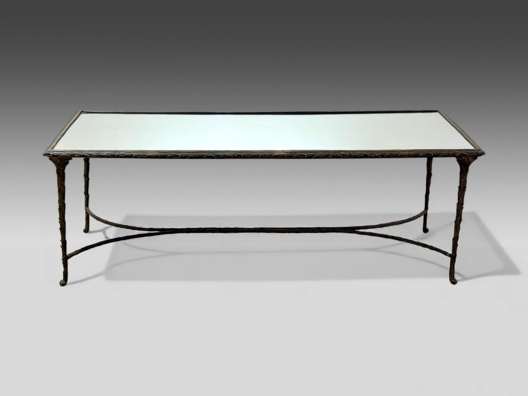 Mesa de centro o cocktail estilo Maison Bagues, Hollywood Regency, Bronce, Espejo, Faux Bois, Francia, años 40

Mesa de centro de imitación de madera de bronce al estilo de la Maison Bagues y fabricada en Francia a mediados del siglo XX. Este