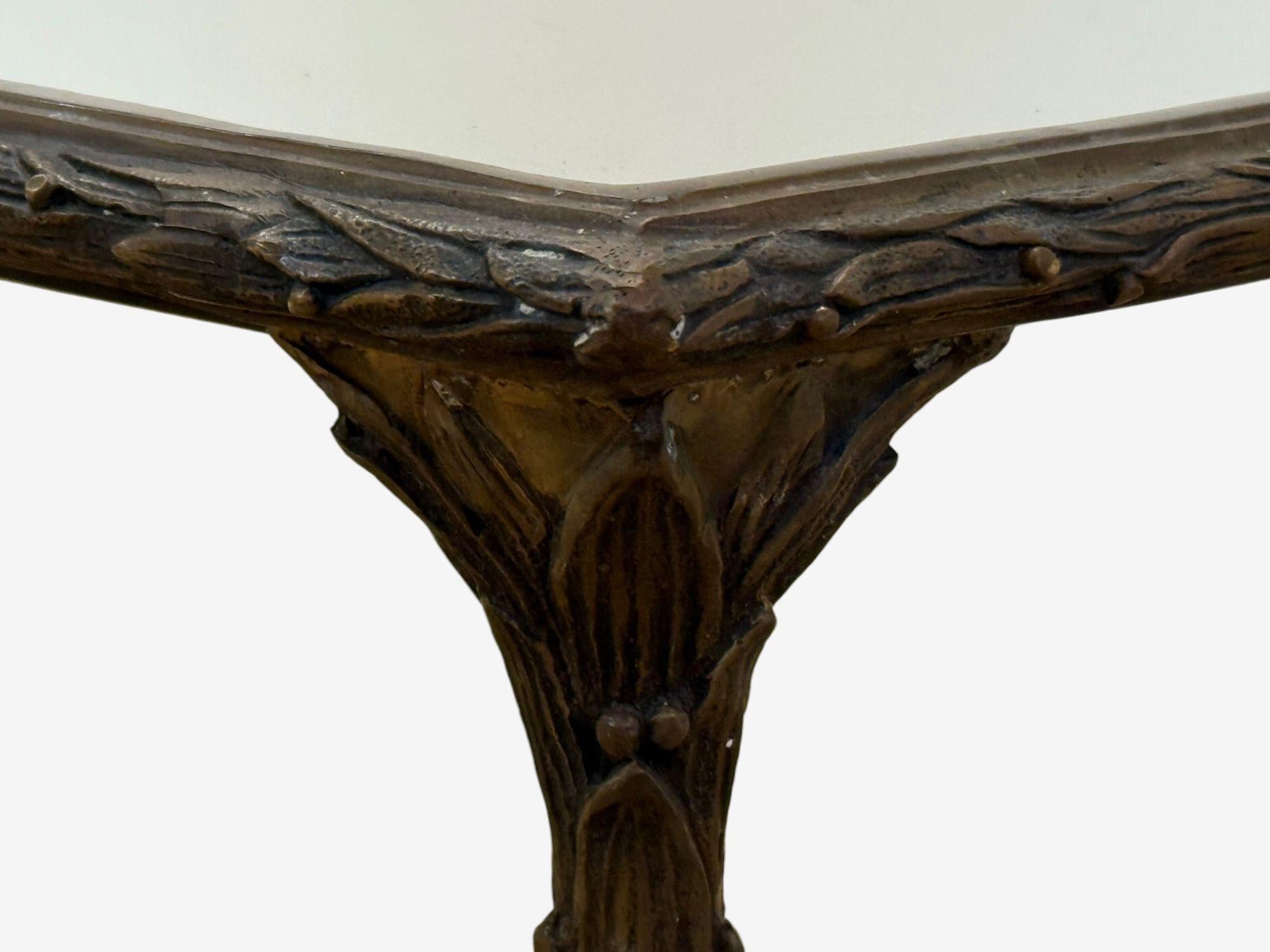 Mesa de centro estilo Maison Bagues, Bronce, Espejo, Faux Bois, Francia, años 40 en Bueno estado para la venta en Manhasset, NY