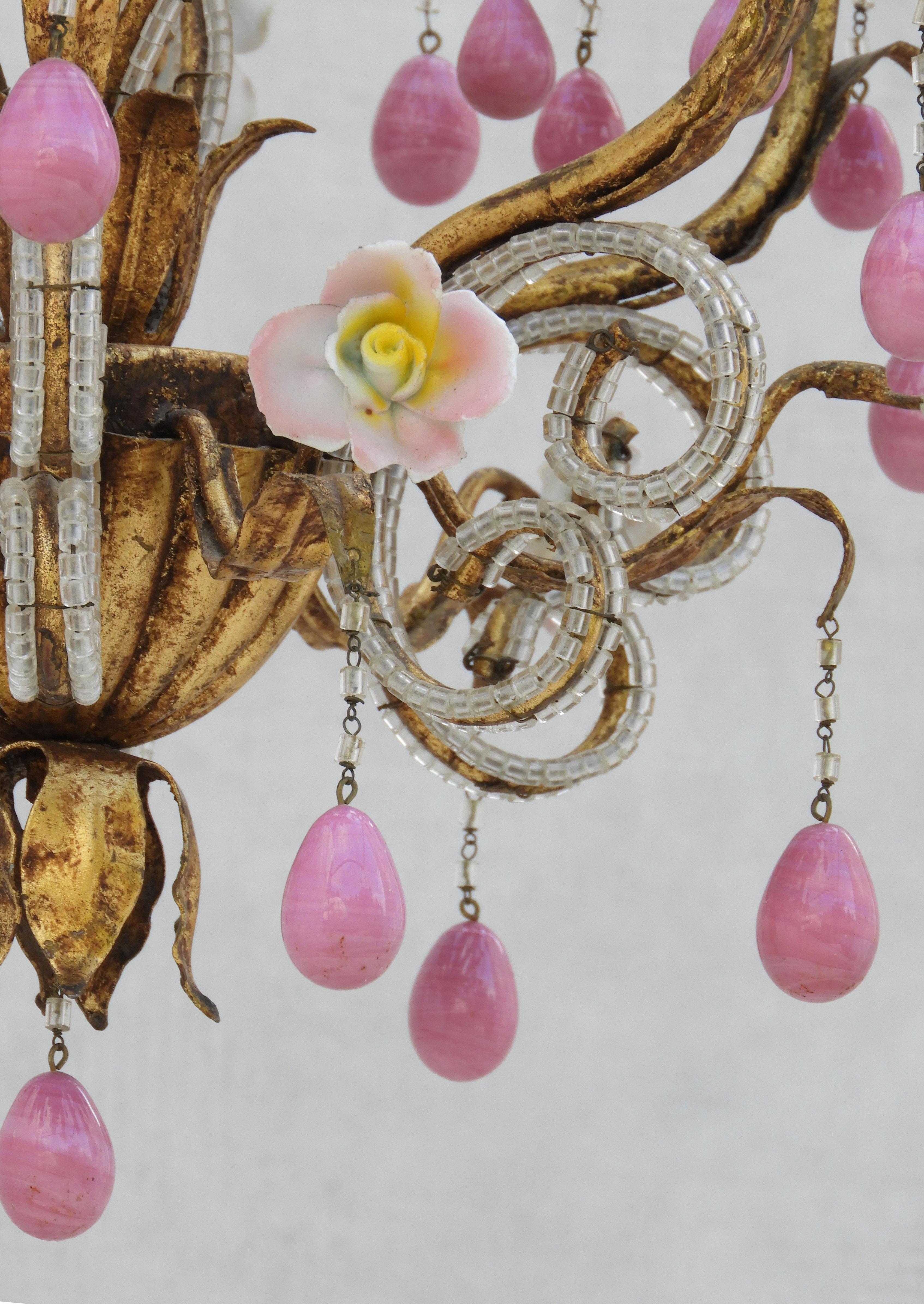 Maison Bagues Style Chandelier with Beaded Tôle, Porcelain Roses & Pink Drops In Good Condition For Sale In Trensacq, FR