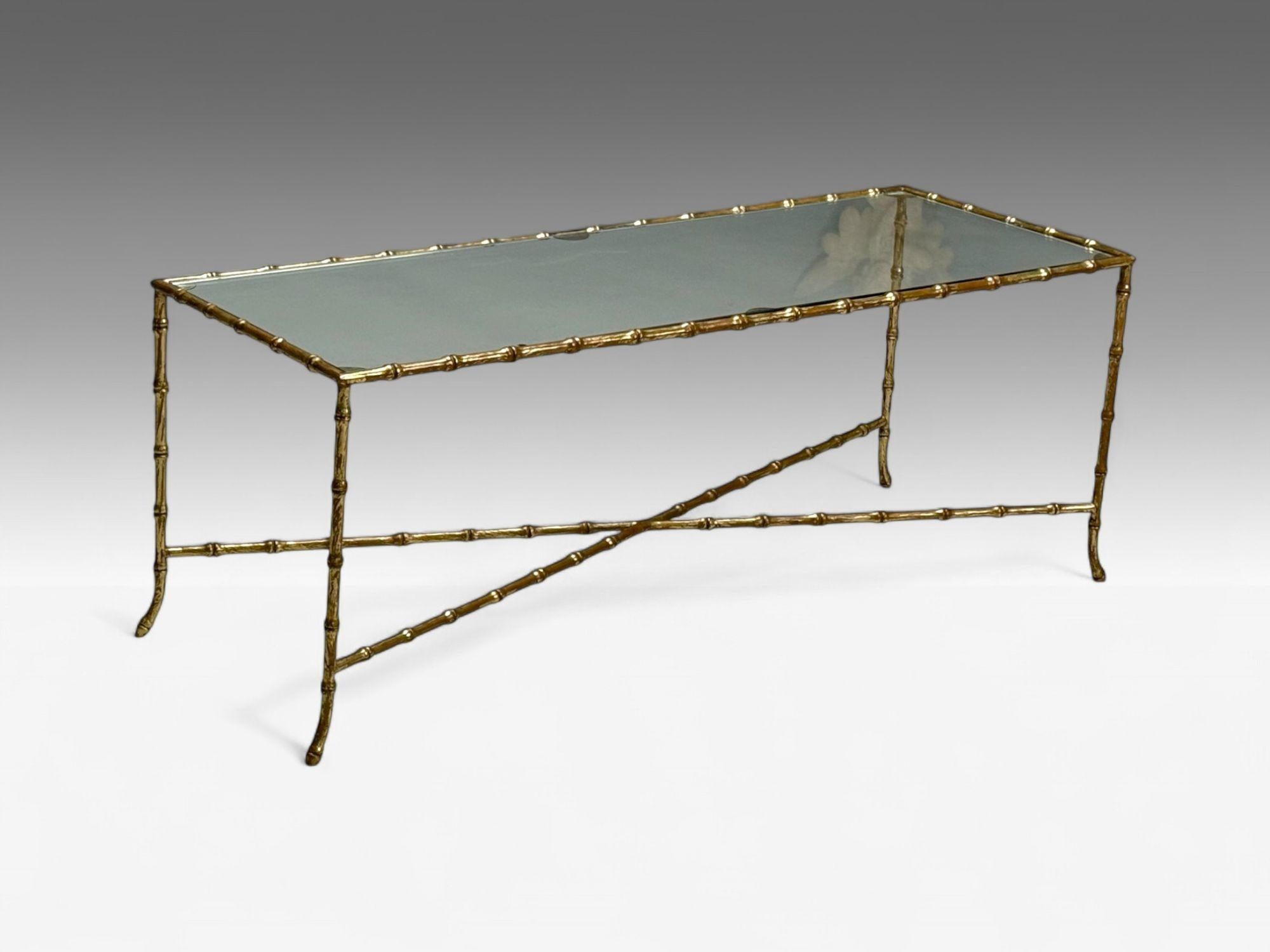 Table à café ou à cocktail rectangulaire, en faux bambou, laiton et verre, de style Maison Bagues, France, années 1940

Lourde et substantielle table rectangulaire à café ou à cocktail rappelant le travail de la Maison Bagues et produite en France