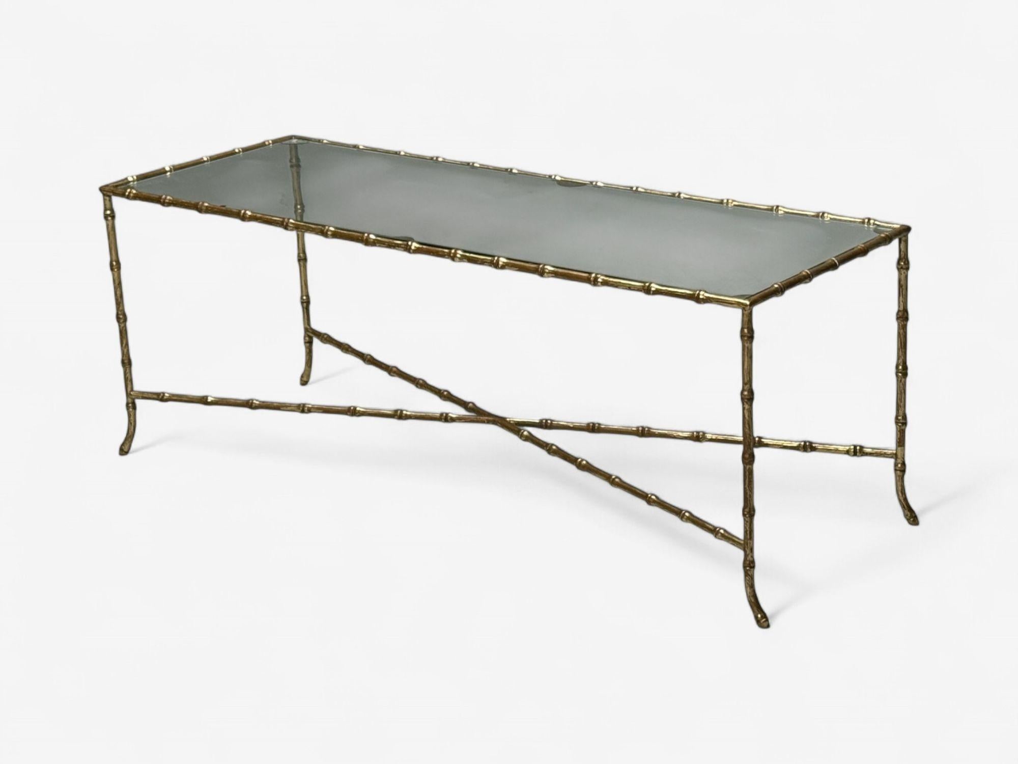 Français Table basse de style Maison Bagues, laiton imitation bambou, verre, France, années 1940 en vente