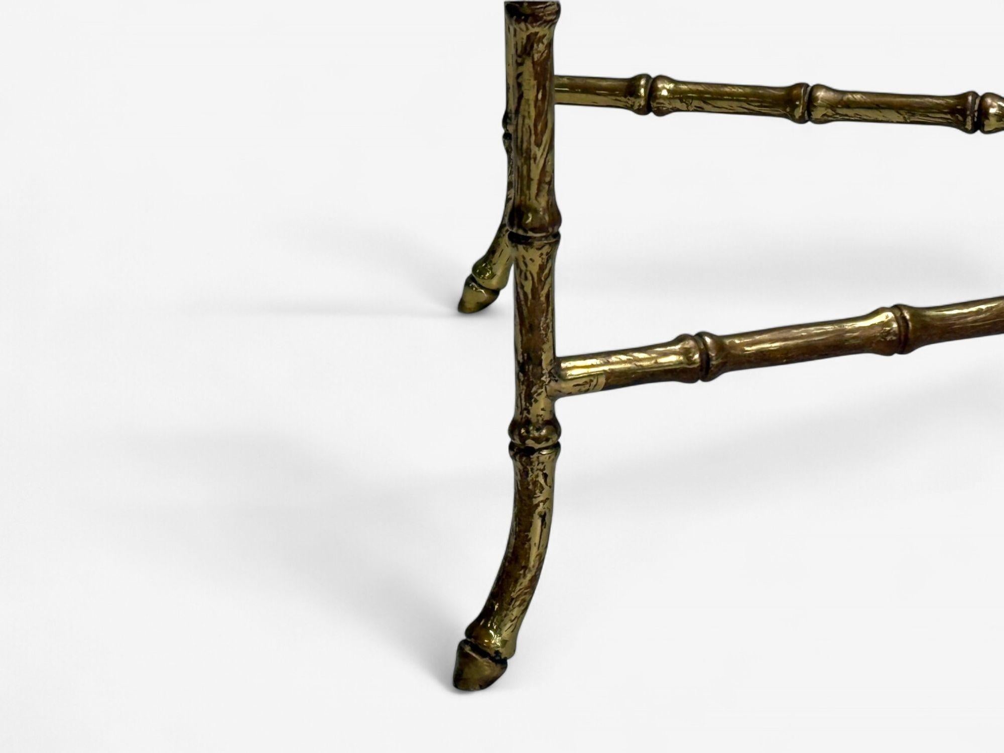 Milieu du XXe siècle Table basse de style Maison Bagues, laiton imitation bambou, verre, France, années 1940 en vente