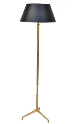 Lampada da terra in bronzo neoclassica francese con base a treppiede della Maison Baguès