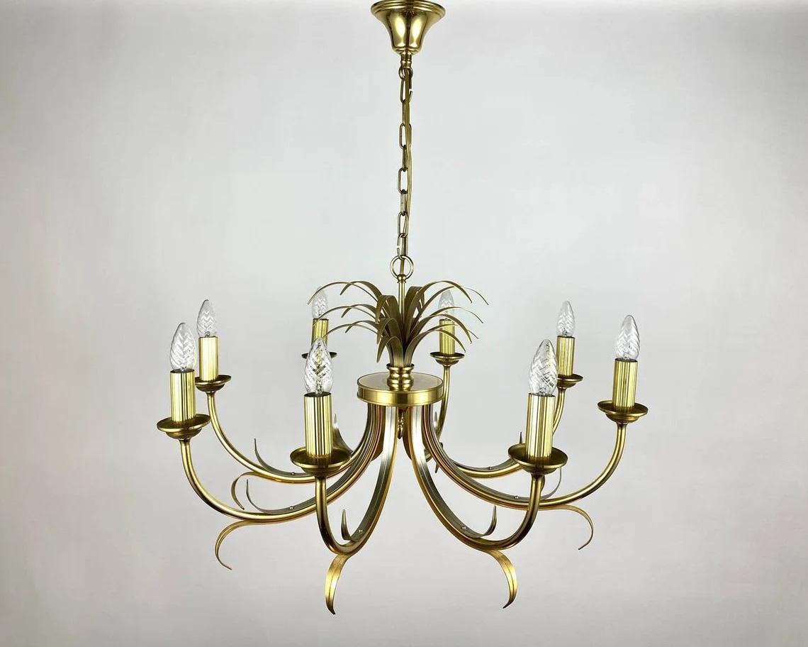 Gorgeous chandelier from S.A. Boulanger manufactory.

Belgium.

Maison Bagues Style.

A large gilded tôle chandelier with a central spray of long slender foliage surrounded by eight 'faux' candlelights.


A stylish ceiling lamp will easily
