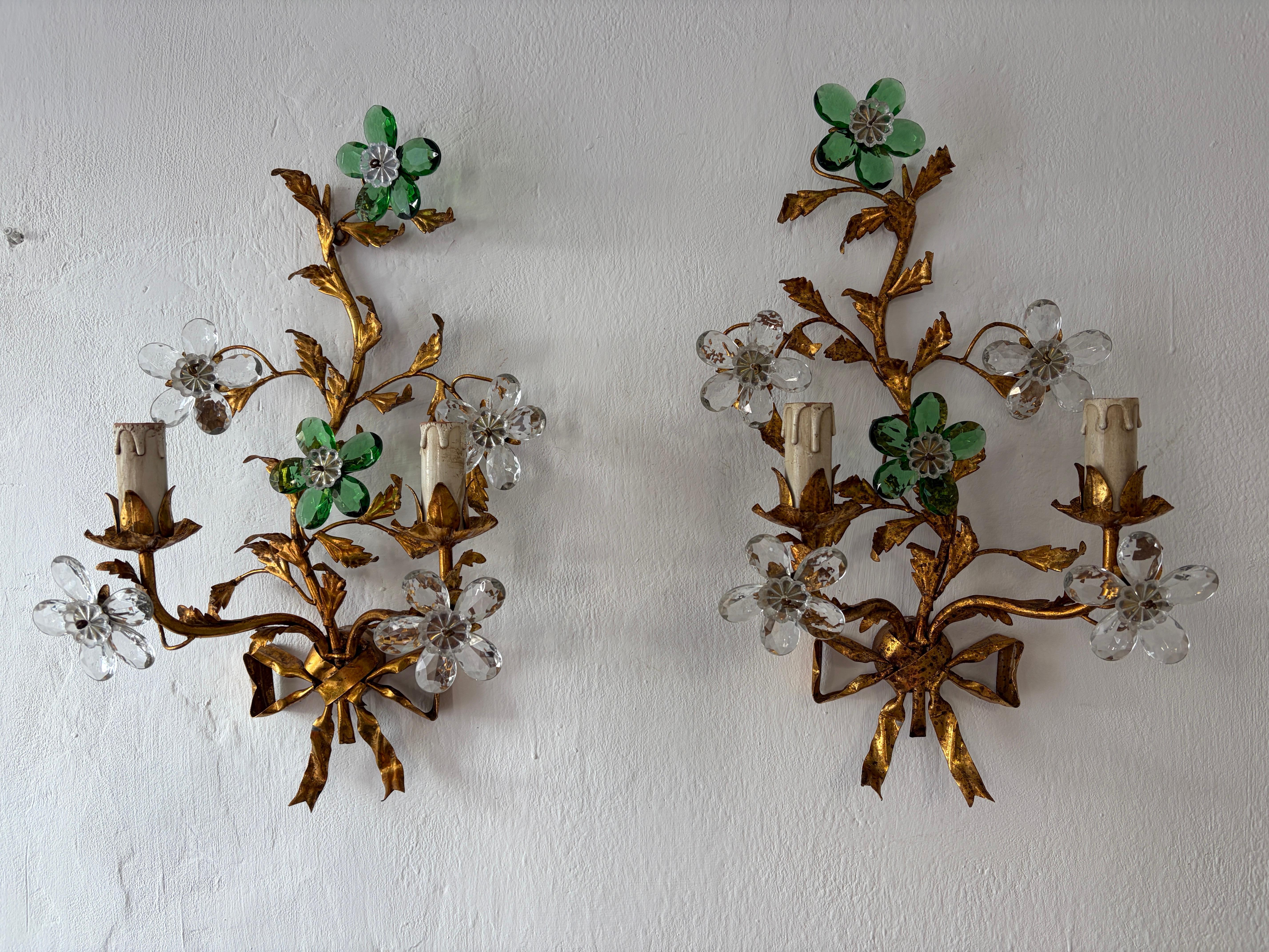 Li ho trovati in un hotel, nel sud della Francia, in piena fase di restauro.  L'hotel aveva questi (e alcuni lampadari fatti su misura per loro). Ho qualche altro set se necessario.  Molto rara da trovare in questo colore verde.   Alloggiamento di 2