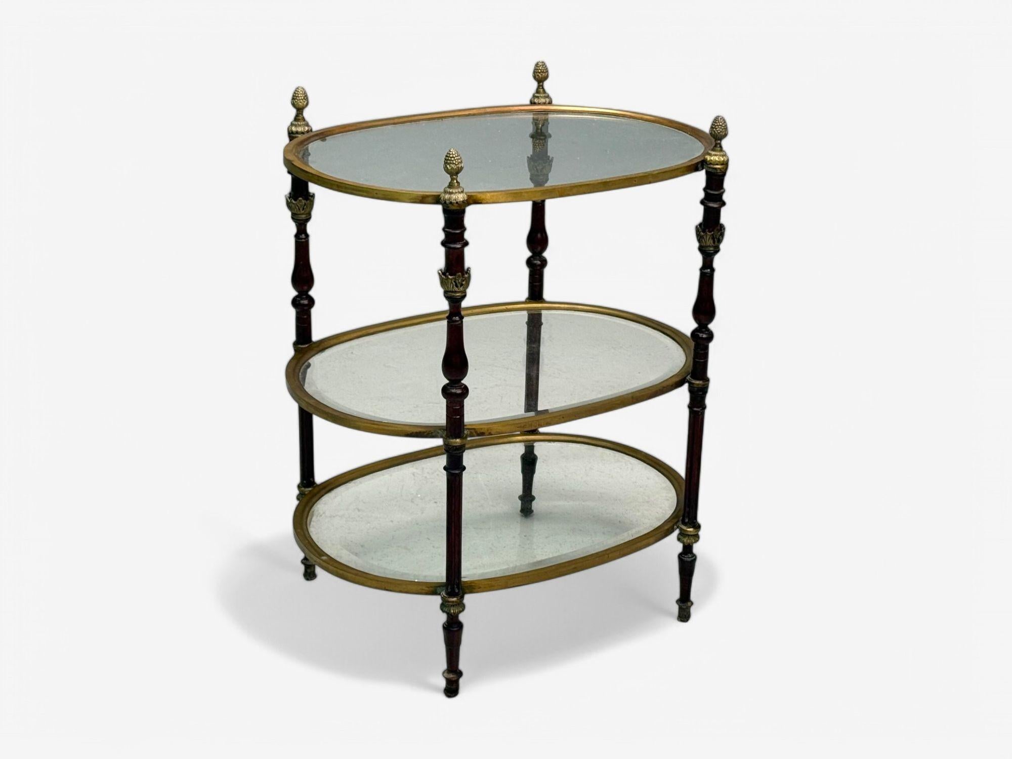 Maison Baguès Style, Hollywood Regency, bronze, acajou, petite étagère, France, années 1920

Présentoir à dessert à trois niveaux en verre biseauté en bronze et en acajou, à la manière de la Maison Jansen. Les côtés en forme de colonne de couleur
