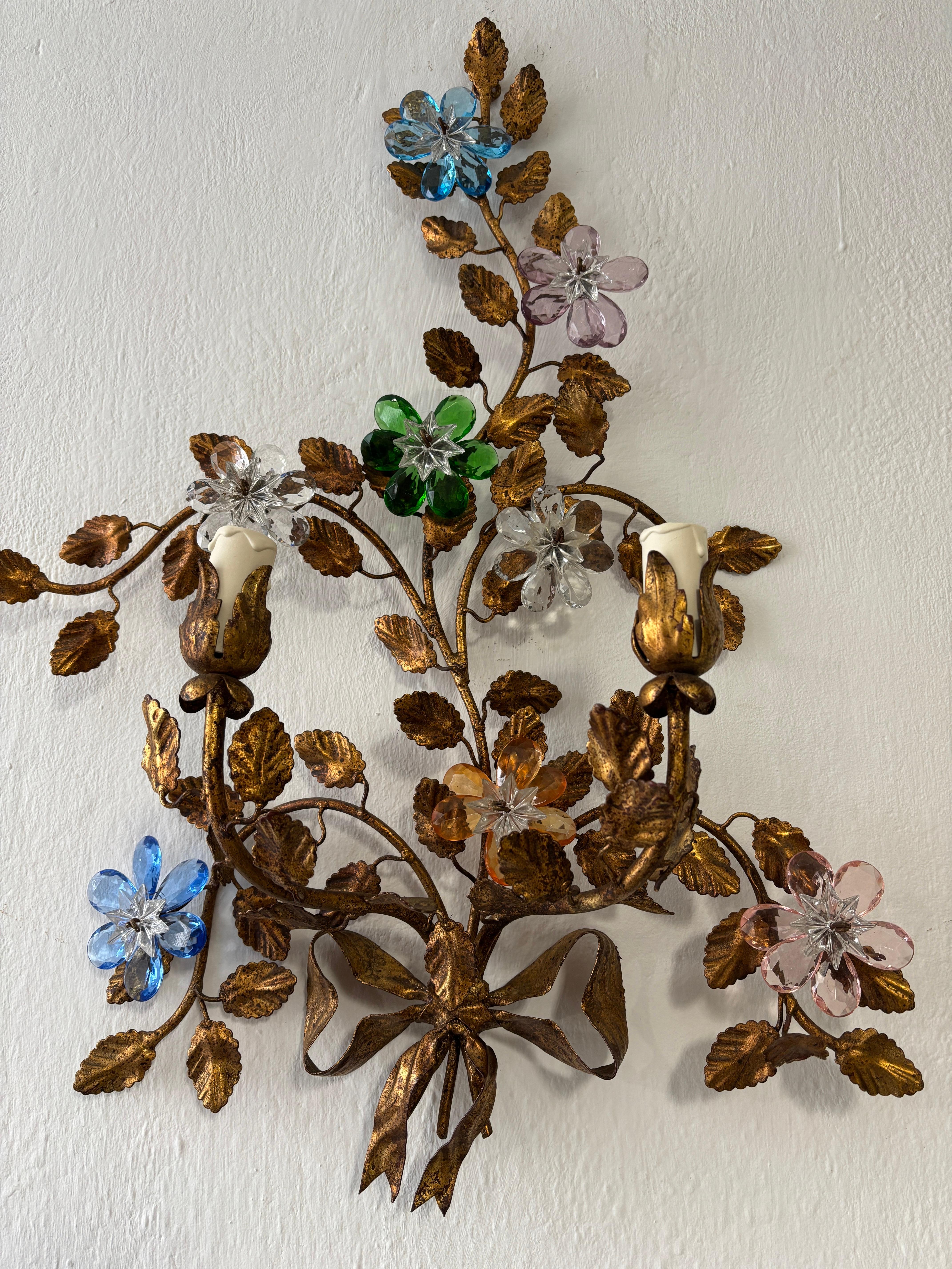 Maison Baguès Style Multicolor Prisms Crystal Flowers Tole Bow Sconces, c 1930 en venta 4
