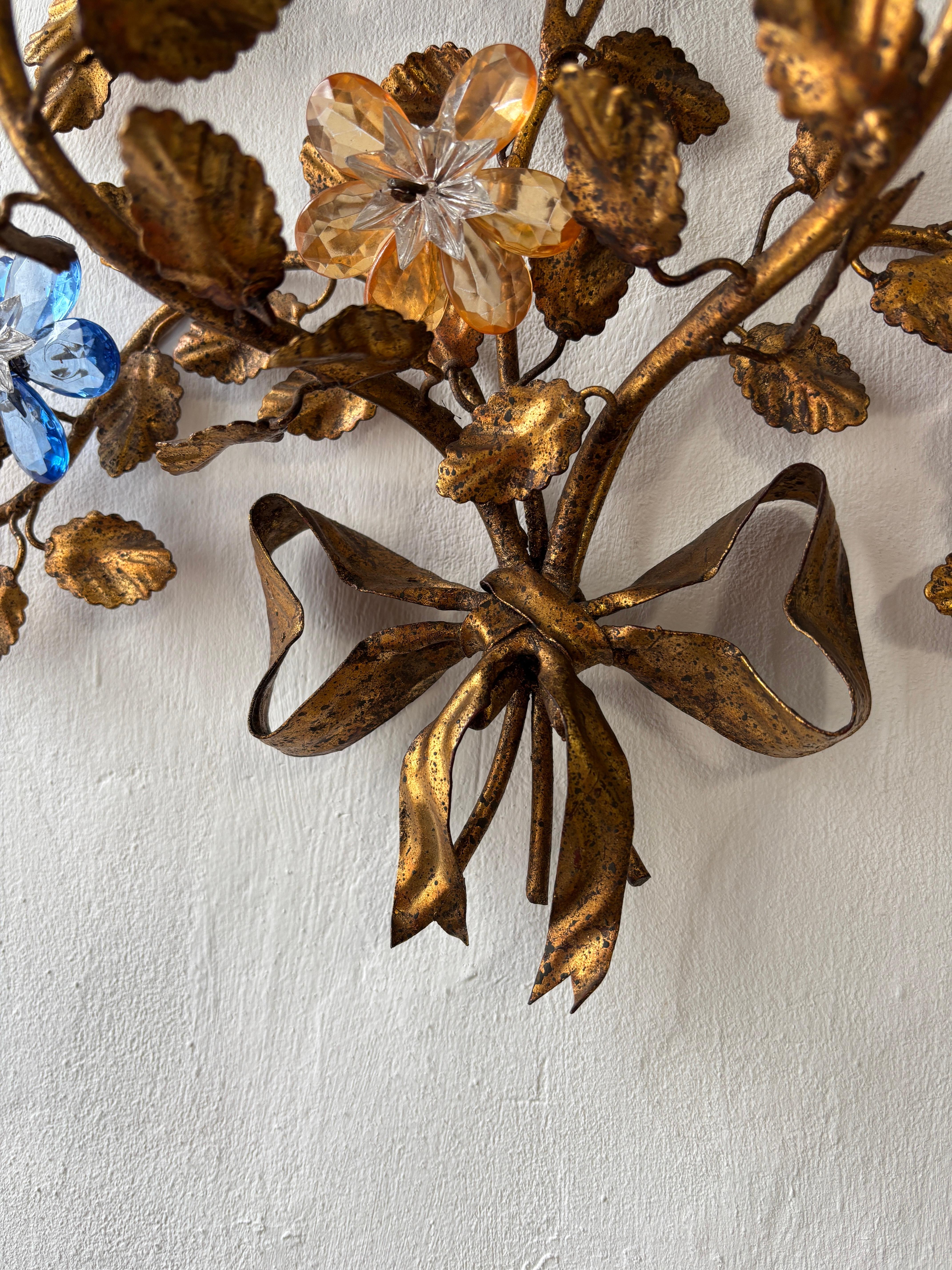Maison Baguès Style Multicolor Prisms Crystal Flowers Tole Bow Sconces, c 1930 en venta 5
