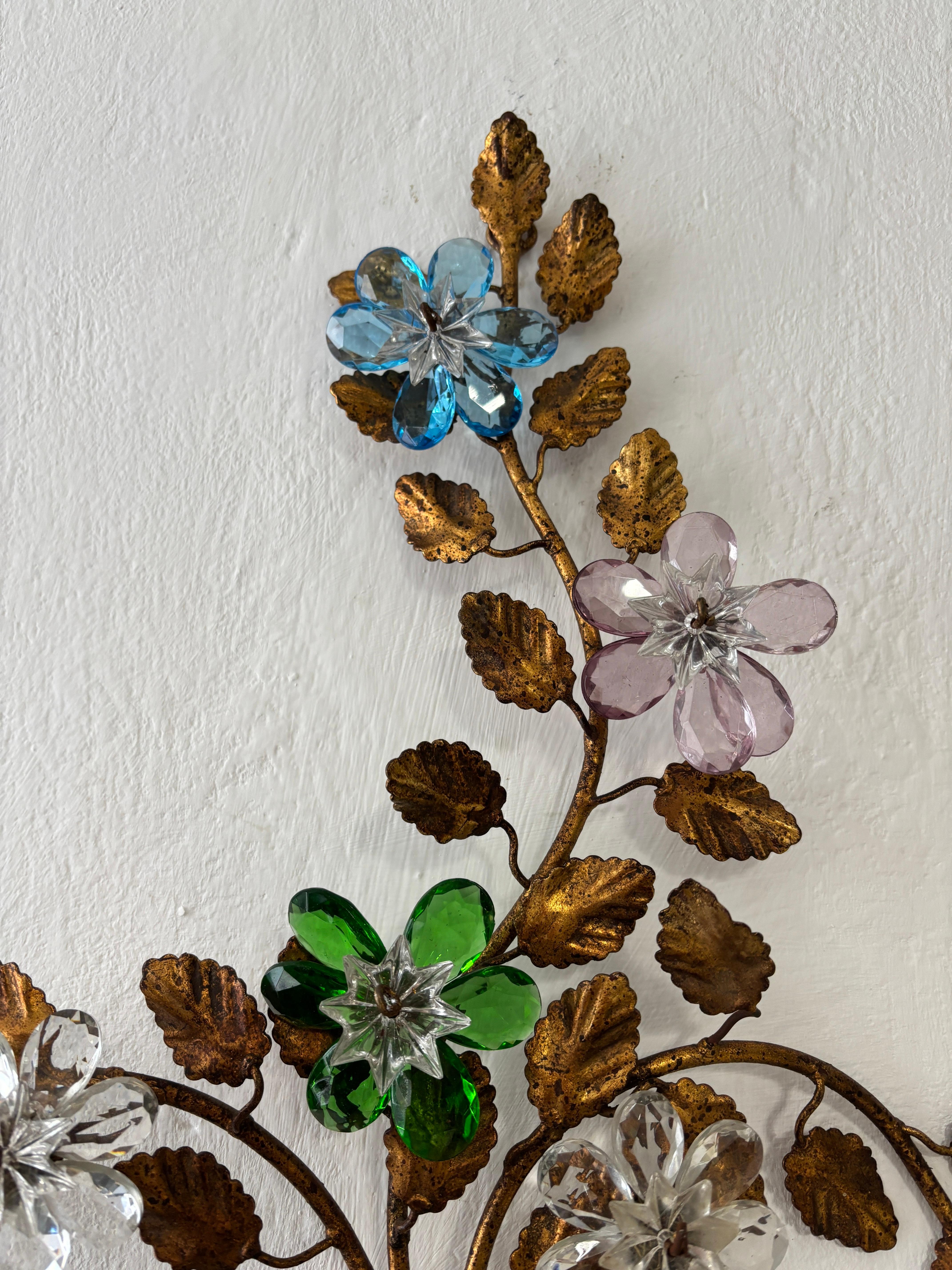 Maison Baguès Style Multicolor Prisms Crystal Flowers Tole Bow Sconces, c 1930 en venta 6