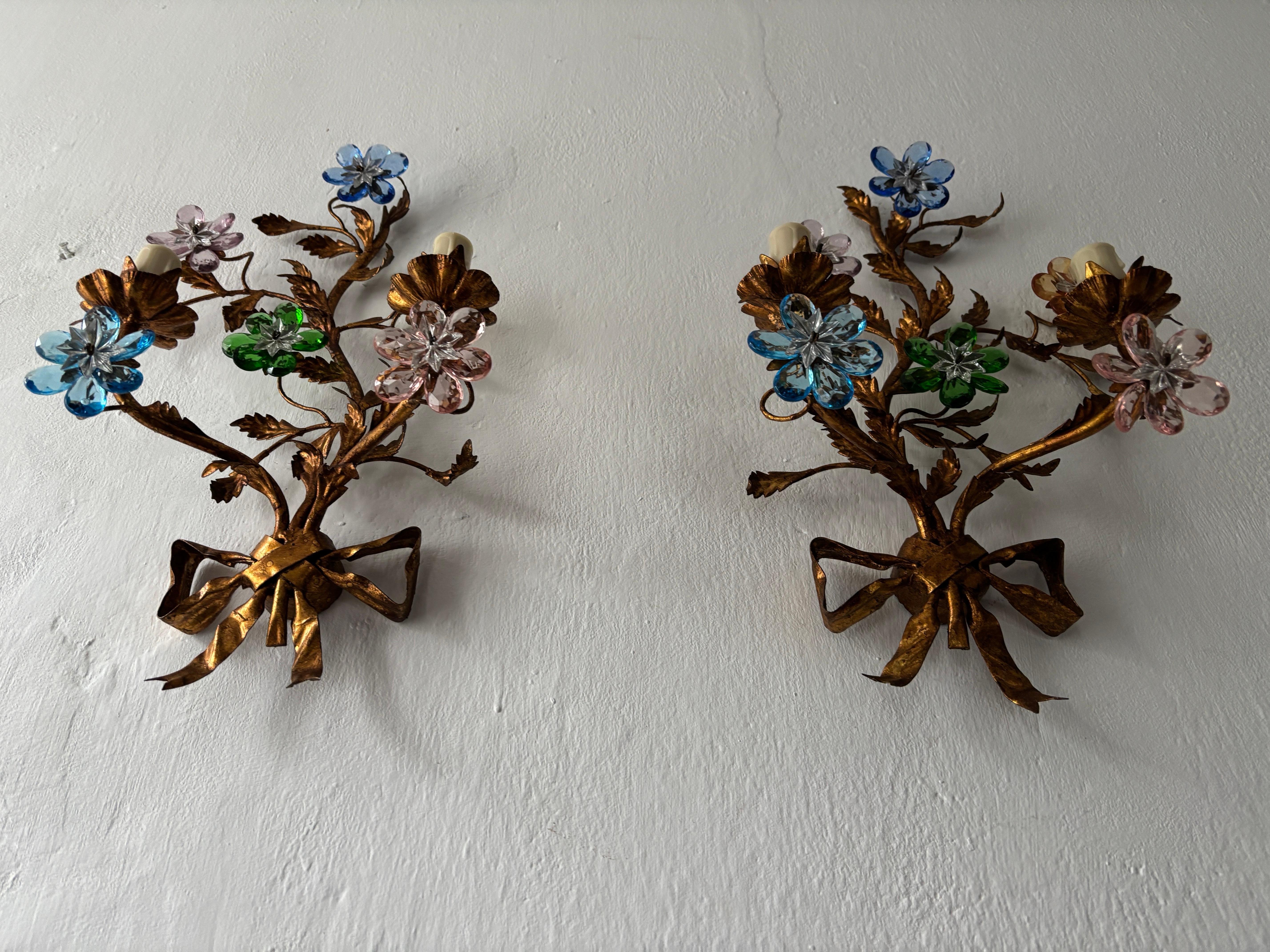 Las encontré en un hotel del sur de Francia que está en plena restauración.  El hotel tenía éstas (y unas cuantas lámparas de araña hechas a medida para ellos). Tengo algunos juegos más por si los necesitas.  Muy raro de encontrar multicolor.  
