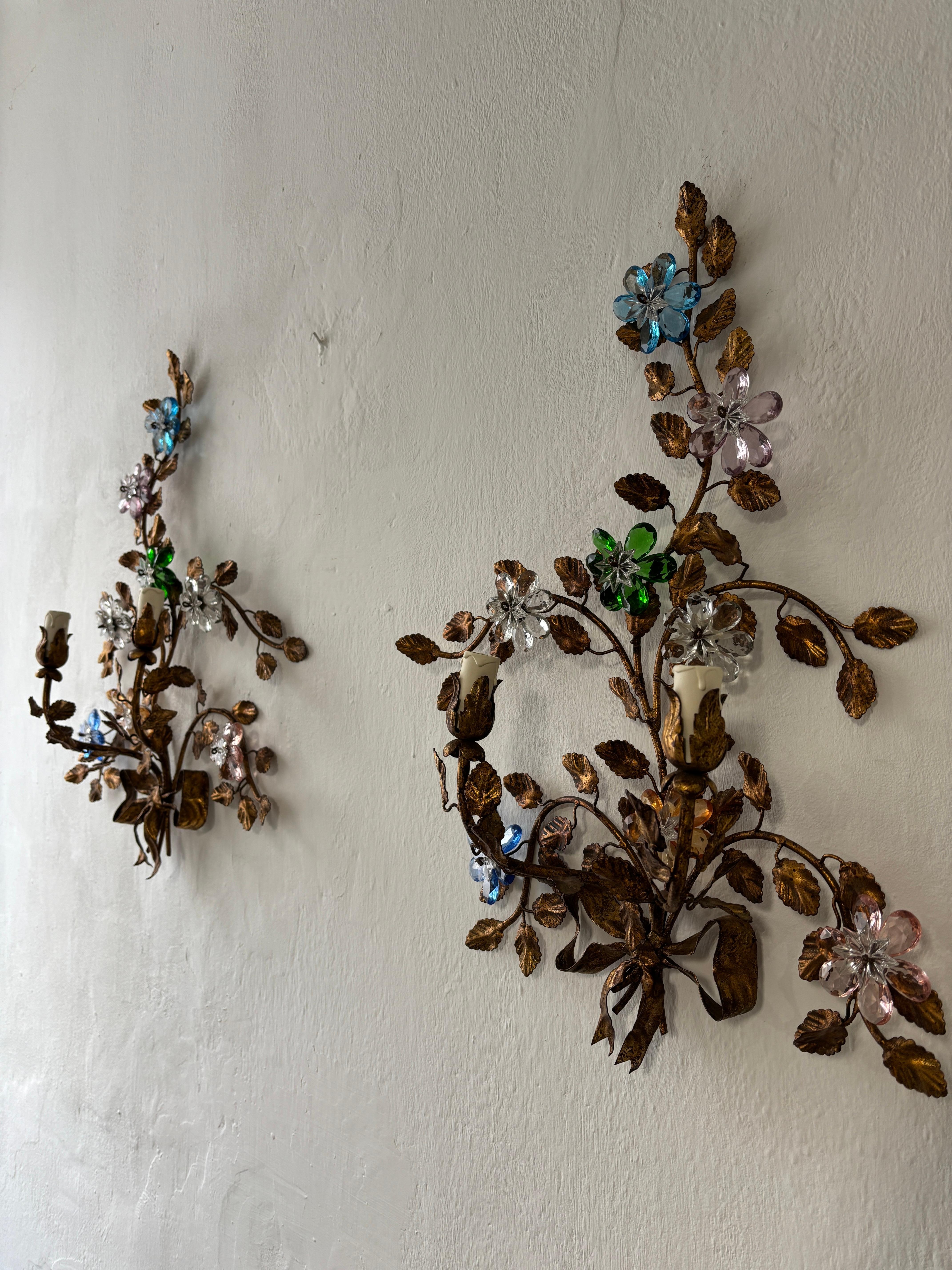 Las encontré en un hotel del sur de Francia que está en plena restauración.  El hotel tenía éstas (y unas cuantas lámparas de araña hechas a medida para ellos). Tengo algunos juegos más por si los necesitas.  Muy raro de encontrar multicolor.  