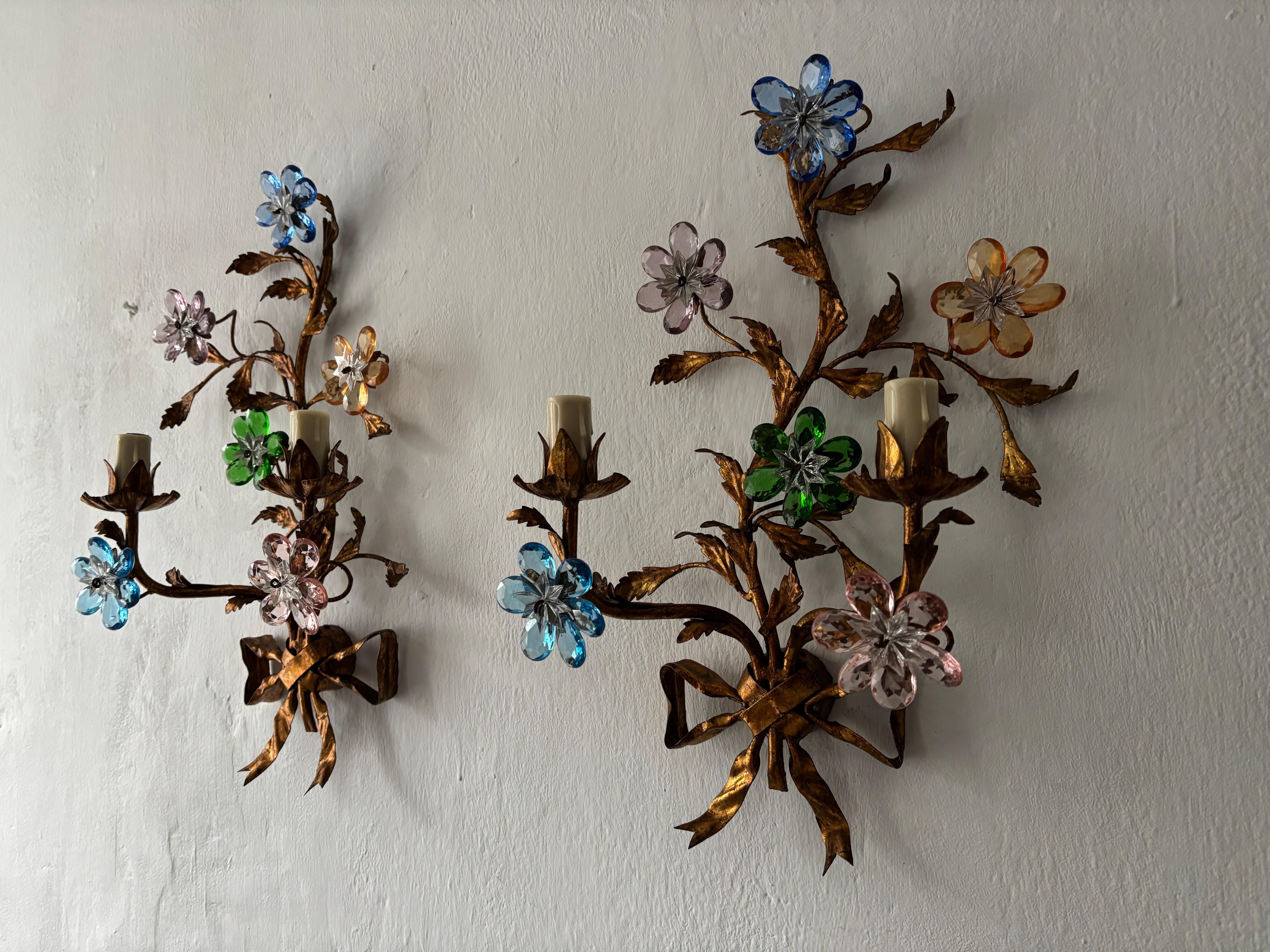 Candelabros de lazo con flores de cristal y prismas multicolores estilo Maison Baguès, c 1930 Francés en venta