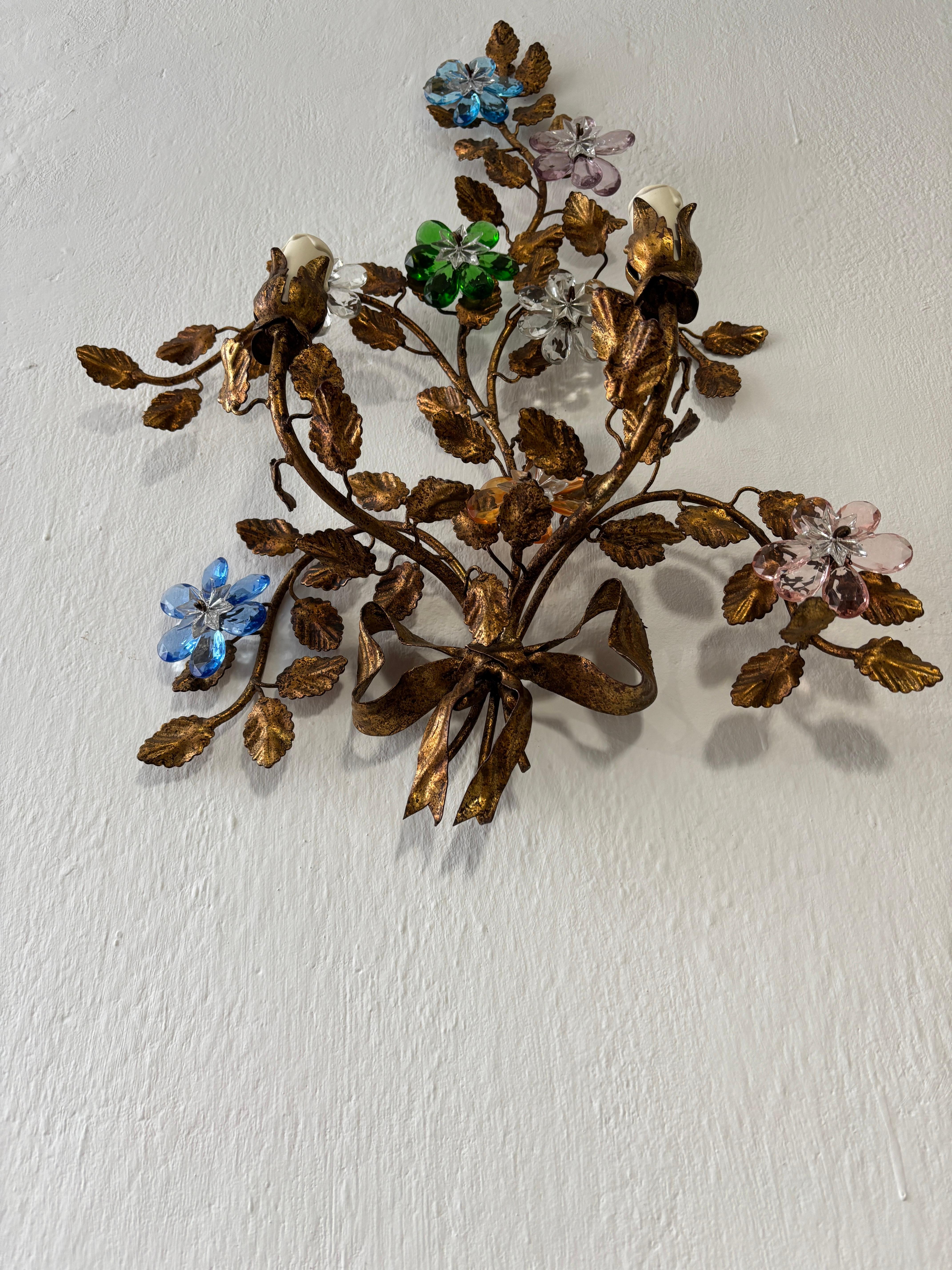 Maison Baguès Style Multicolor Prisms Crystal Flowers Tole Bow Sconces, c 1930 Francés en venta