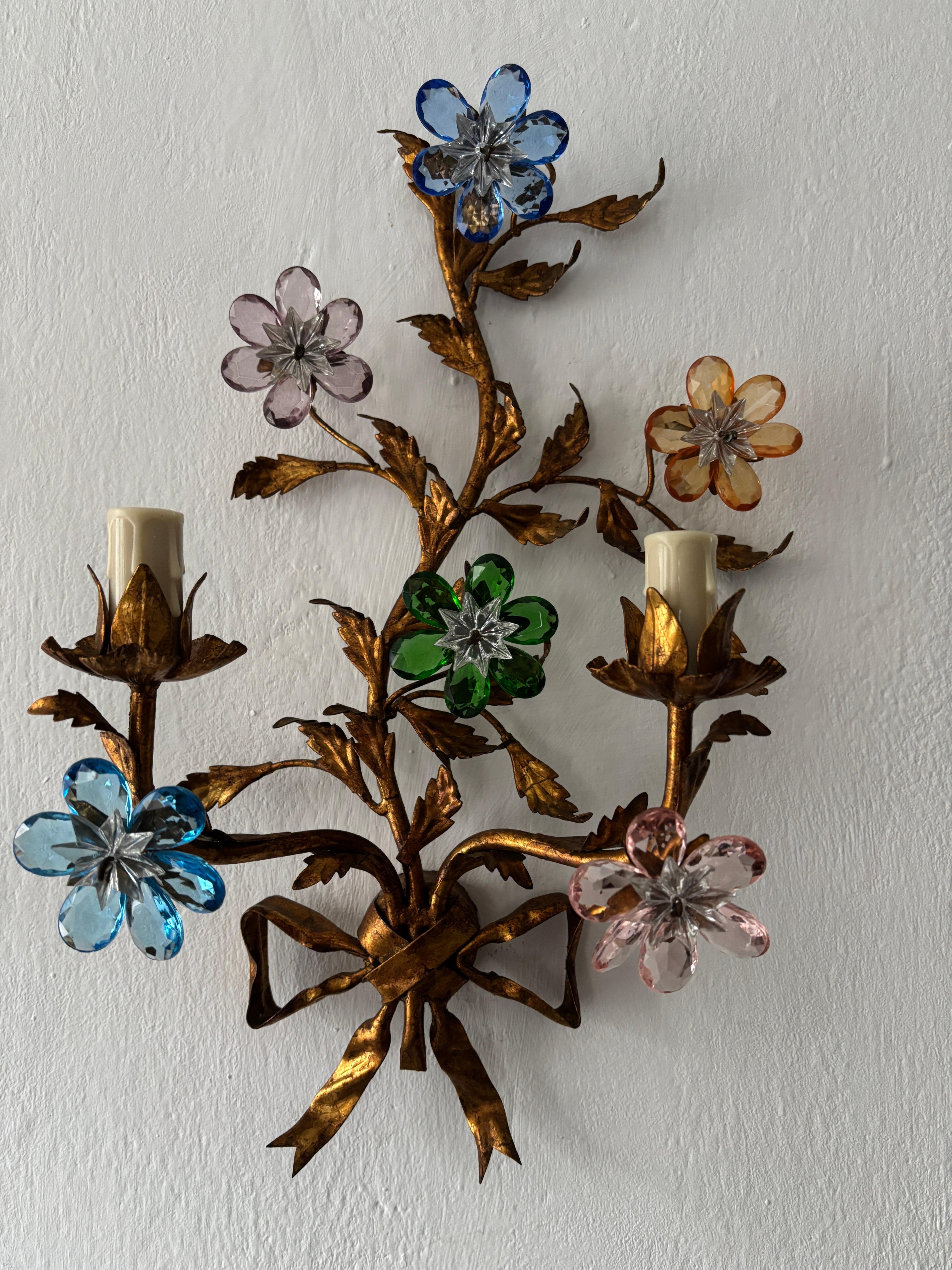 Candelabros de lazo con flores de cristal y prismas multicolores estilo Maison Baguès, c 1930 en Bueno estado para la venta en Firenze, Toscana