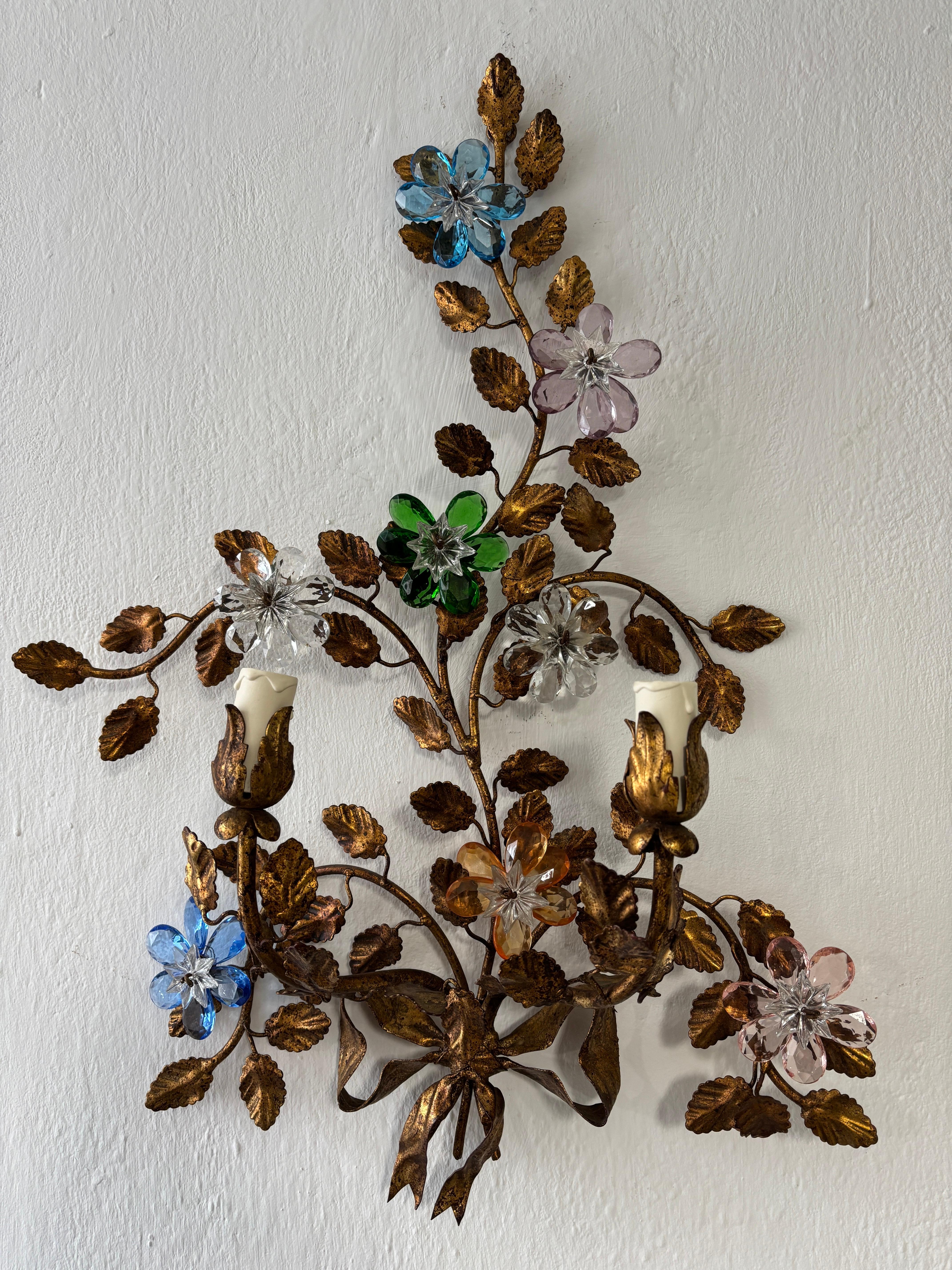 Maison Baguès Style Multicolor Prisms Crystal Flowers Tole Bow Sconces, c 1930 en Bueno estado para la venta en Firenze, Toscana
