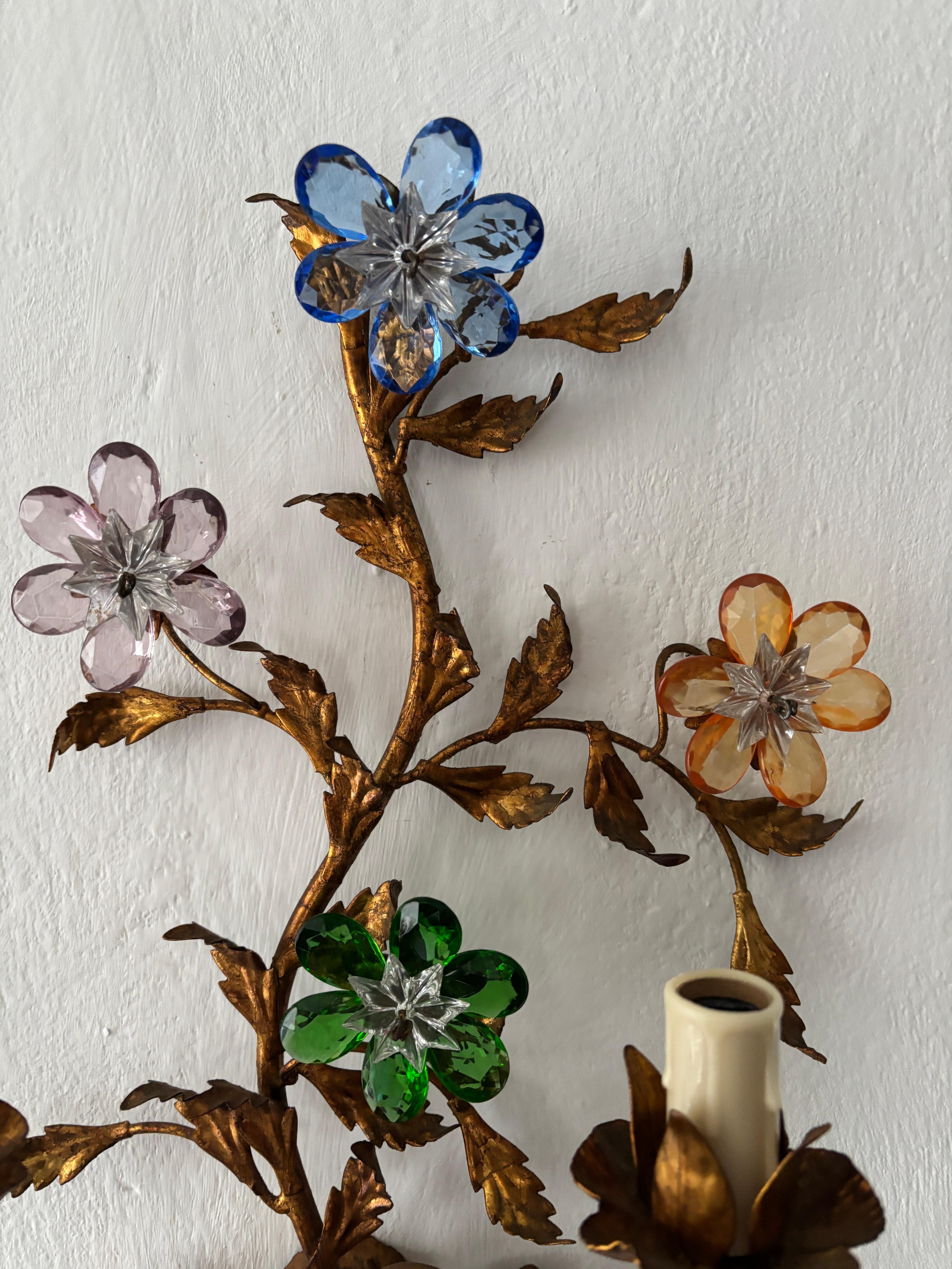 Candelabros de lazo con flores de cristal y prismas multicolores estilo Maison Baguès, c 1930 mediados del siglo XX en venta