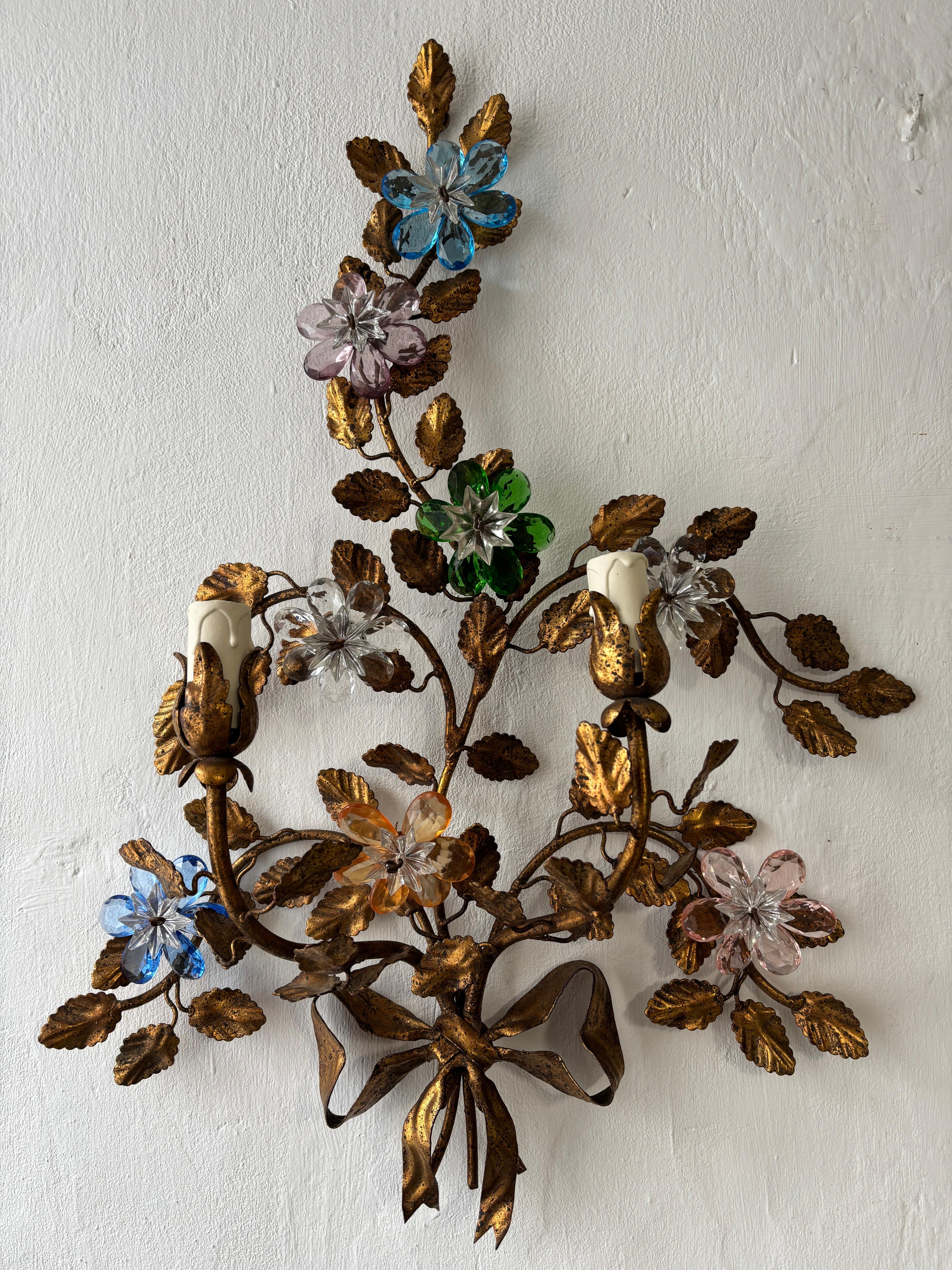 Maison Baguès Style Multicolor Prisms Crystal Flowers Tole Bow Sconces, c 1930 mediados del siglo XX en venta
