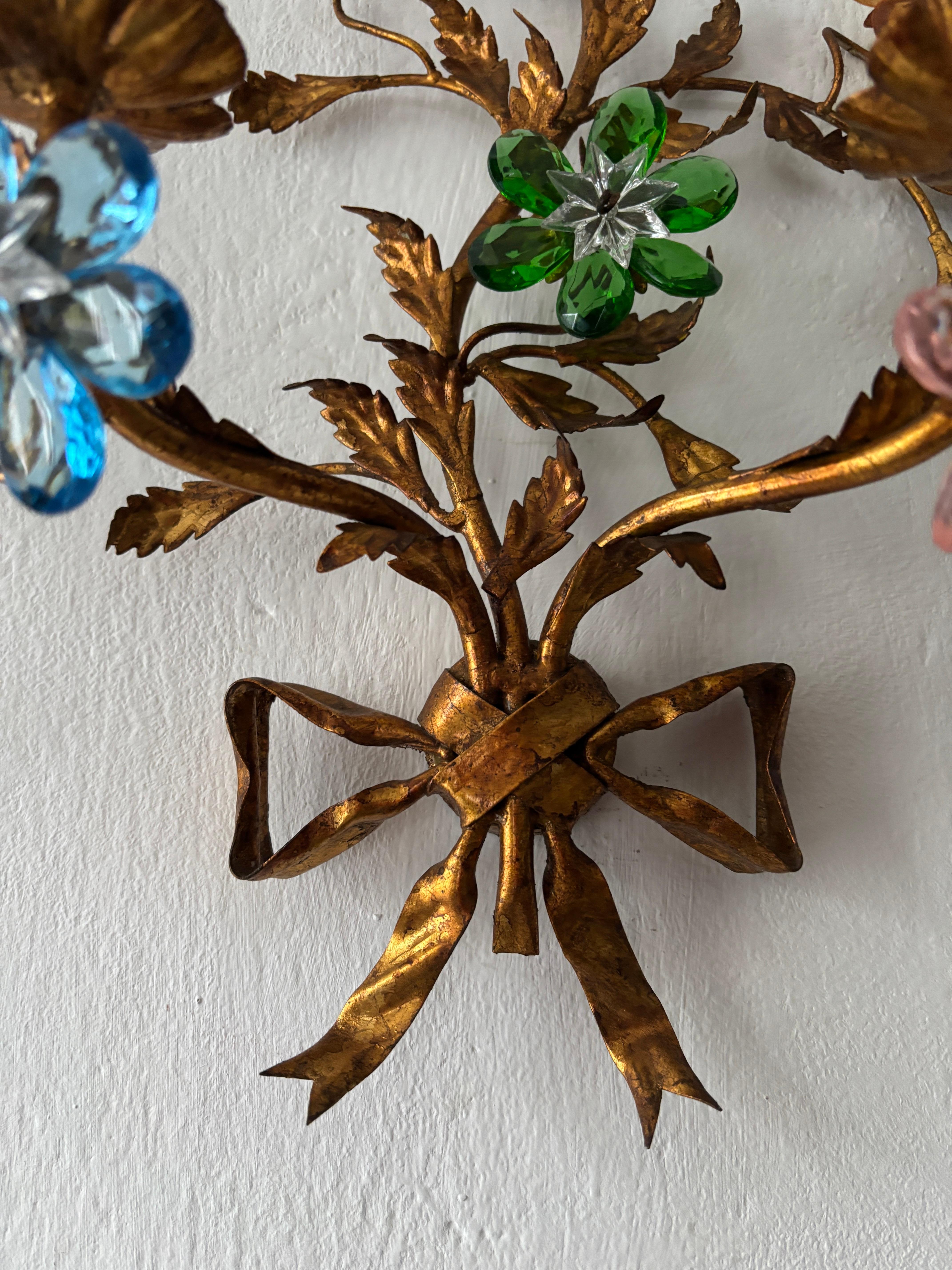Candelabros de lazo con flores de cristal y prismas multicolores estilo Maison Baguès, c 1930 Cristal en venta