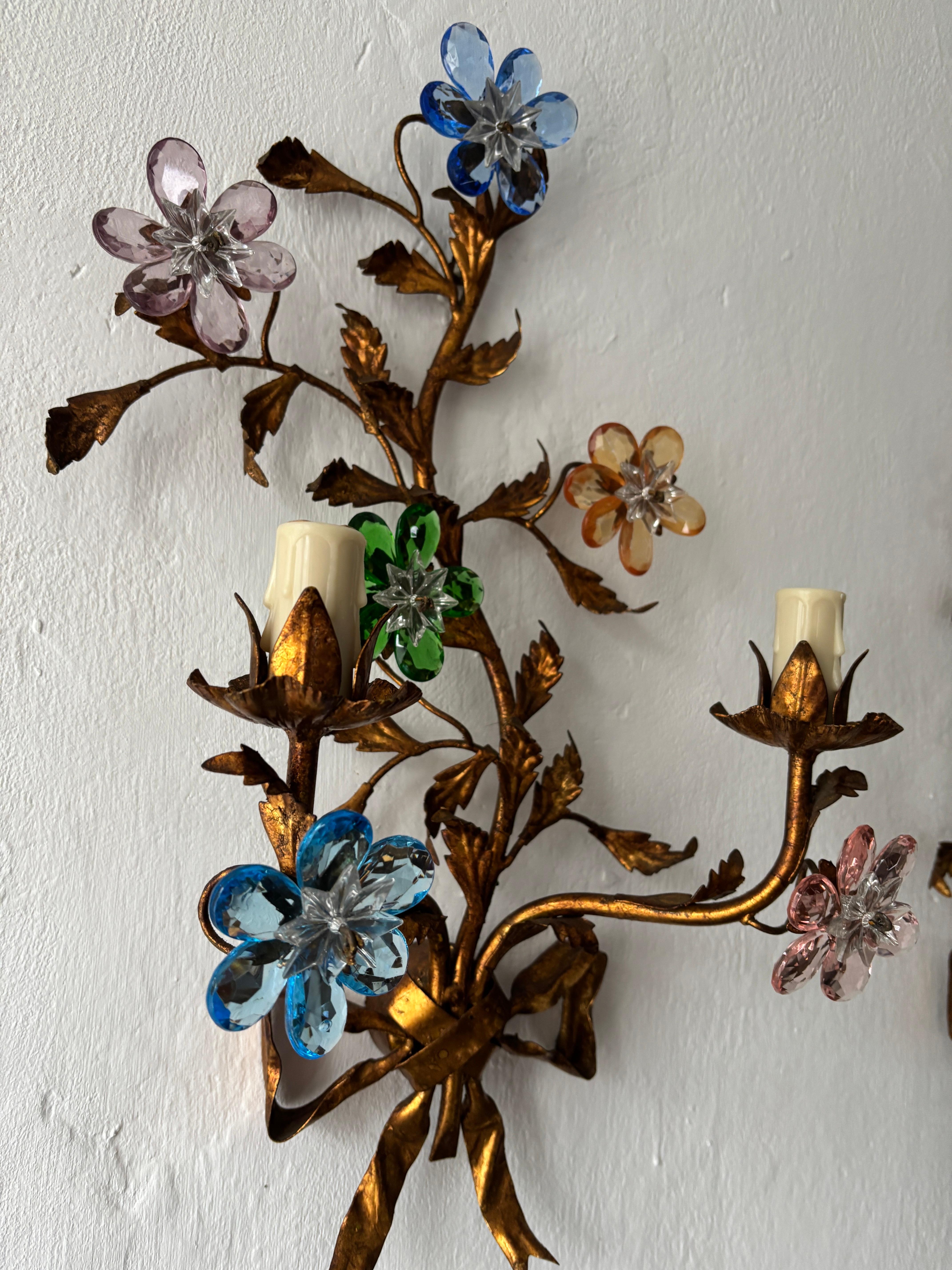 Candelabros de lazo con flores de cristal y prismas multicolores estilo Maison Baguès, c 1930 en venta 1
