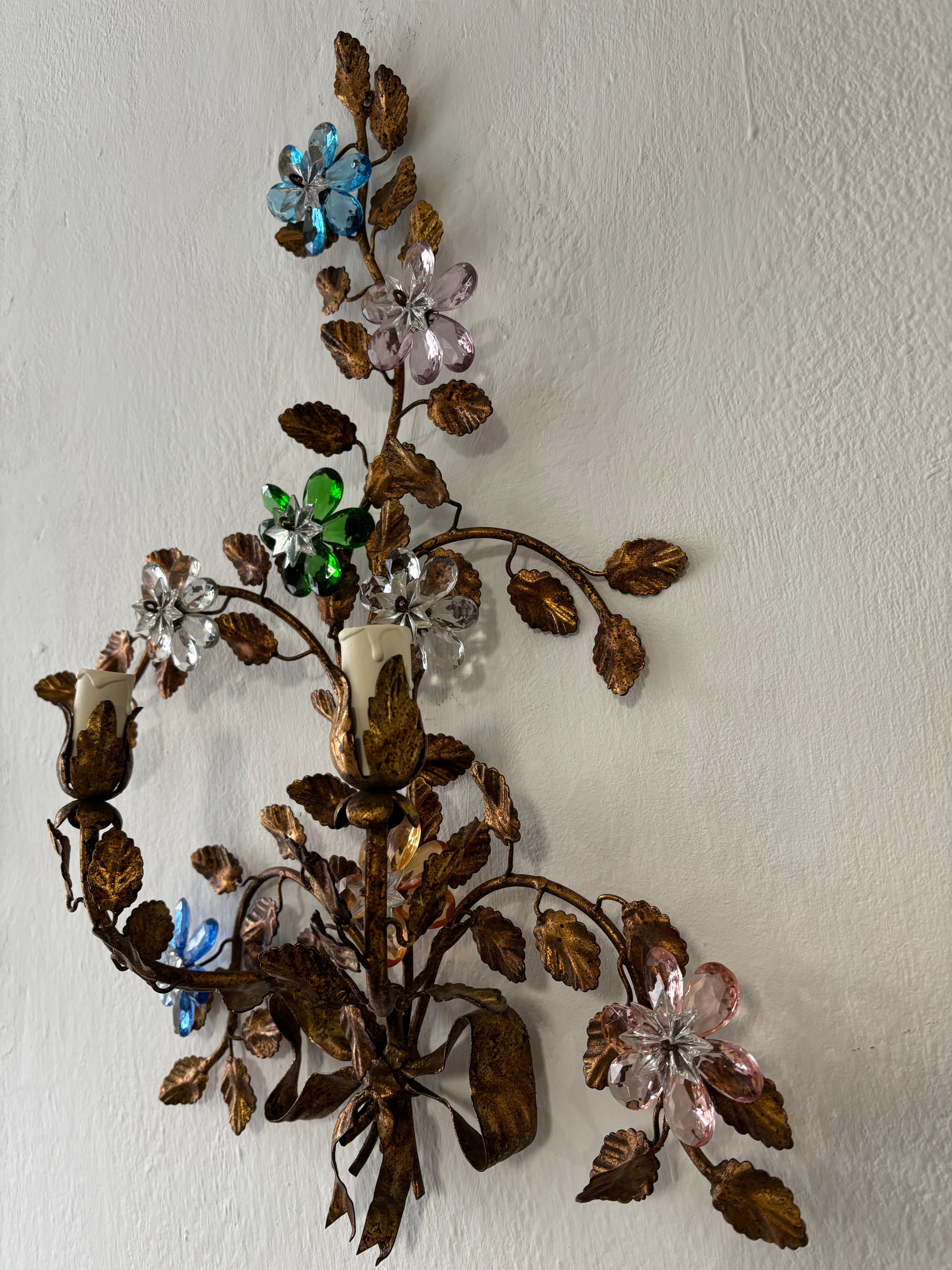 Maison Baguès Style Multicolor Prisms Crystal Flowers Tole Bow Sconces, c 1930 en venta 1