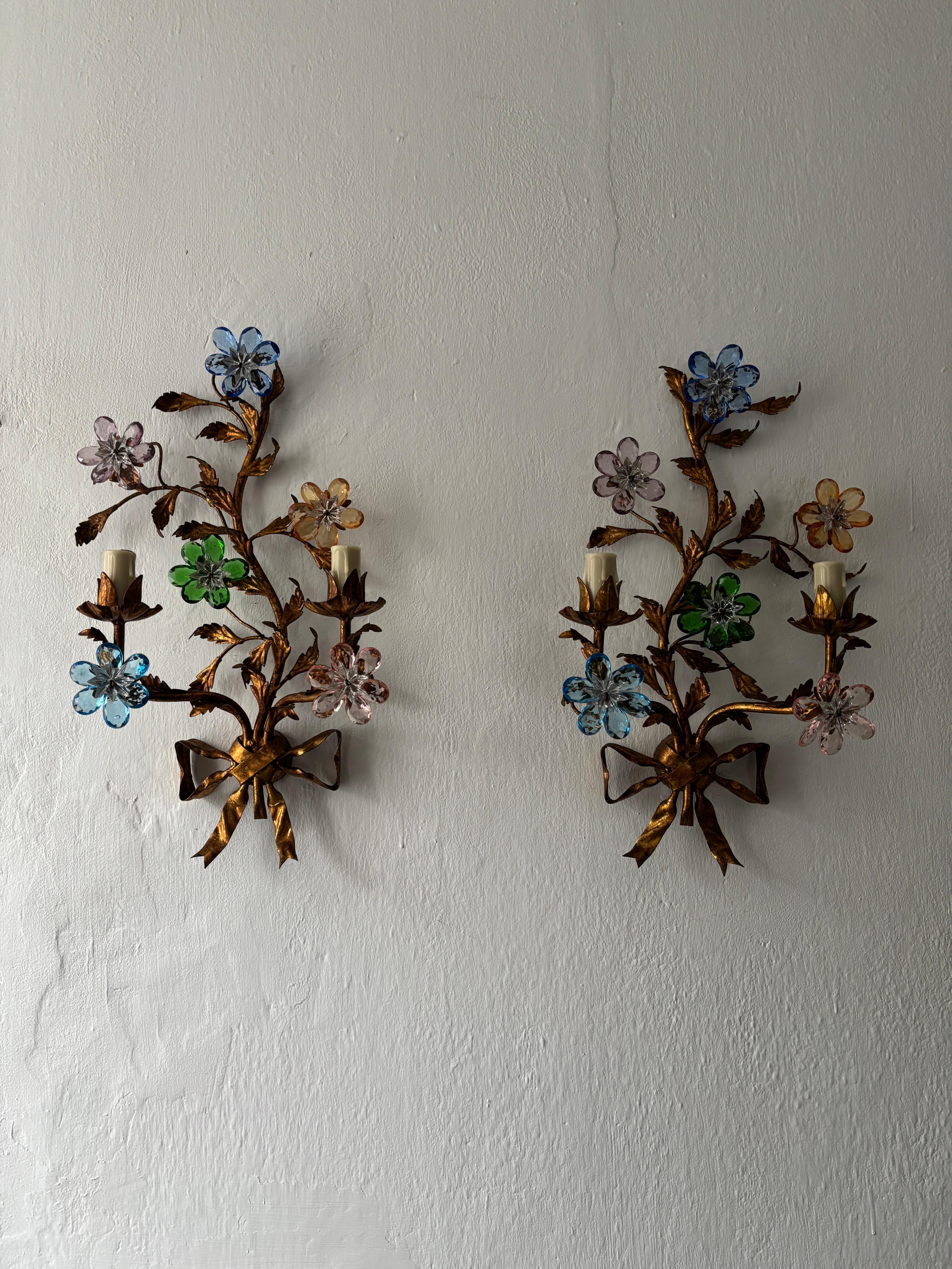 Candelabros de lazo con flores de cristal y prismas multicolores estilo Maison Baguès, c 1930 en venta 2