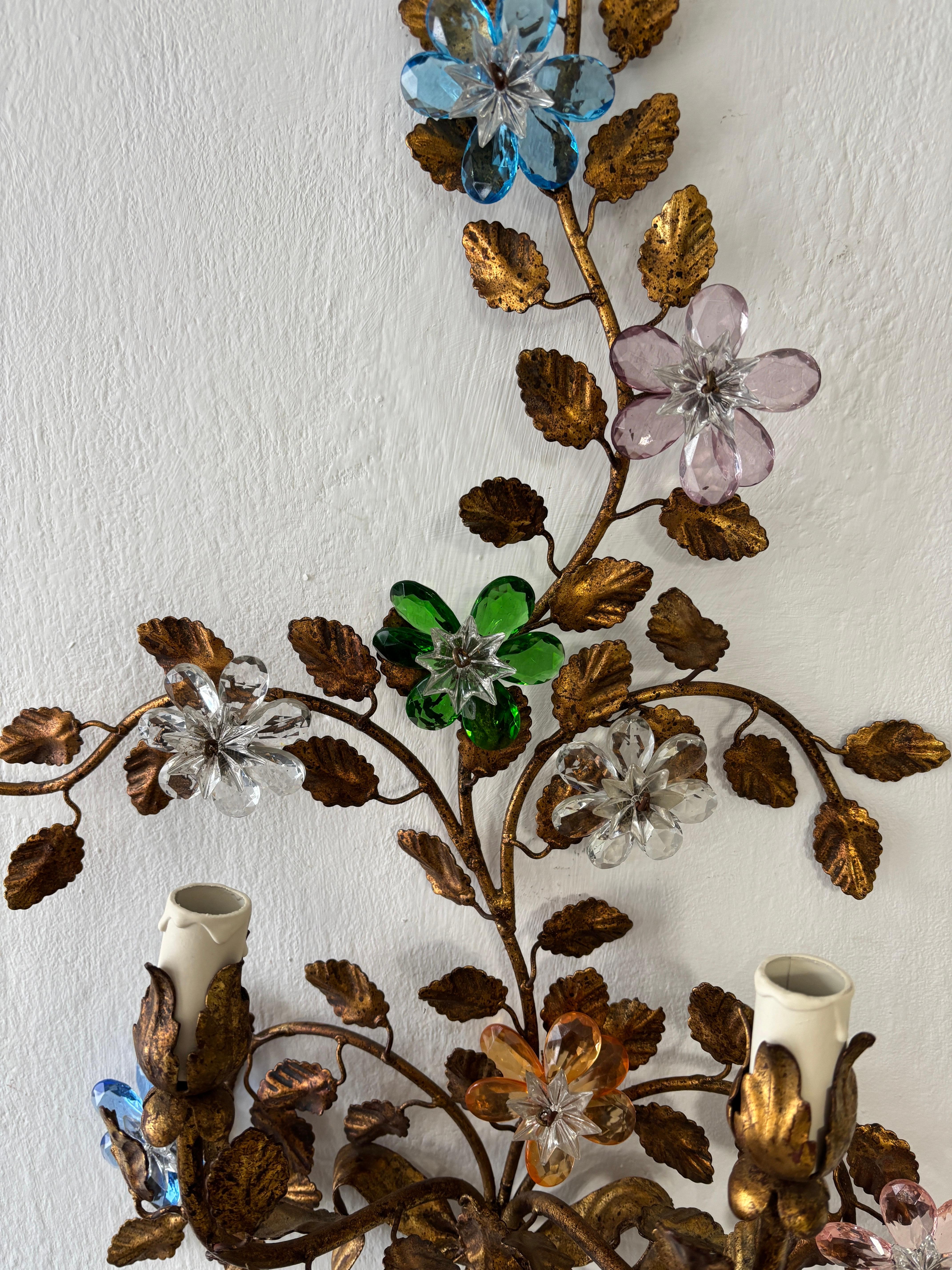 Maison Baguès Style Multicolor Prisms Crystal Flowers Tole Bow Sconces, c 1930 en venta 2