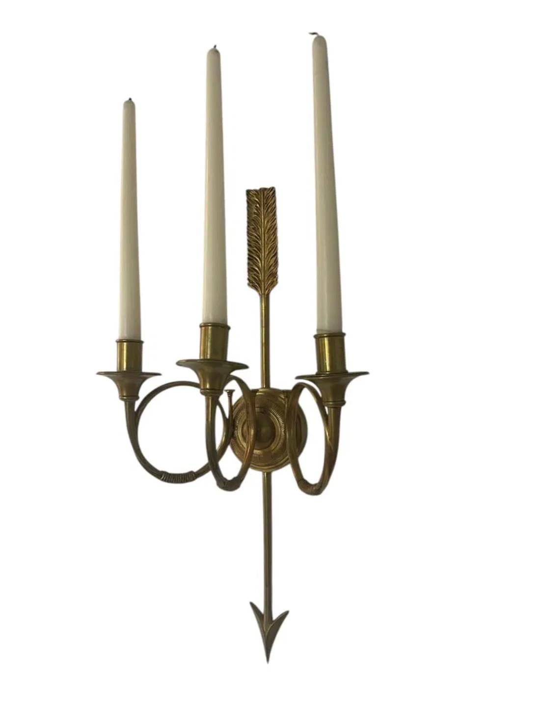 Pareja de candelabros franceses de flecha de bronce estilo Maison Baguès Francés en venta