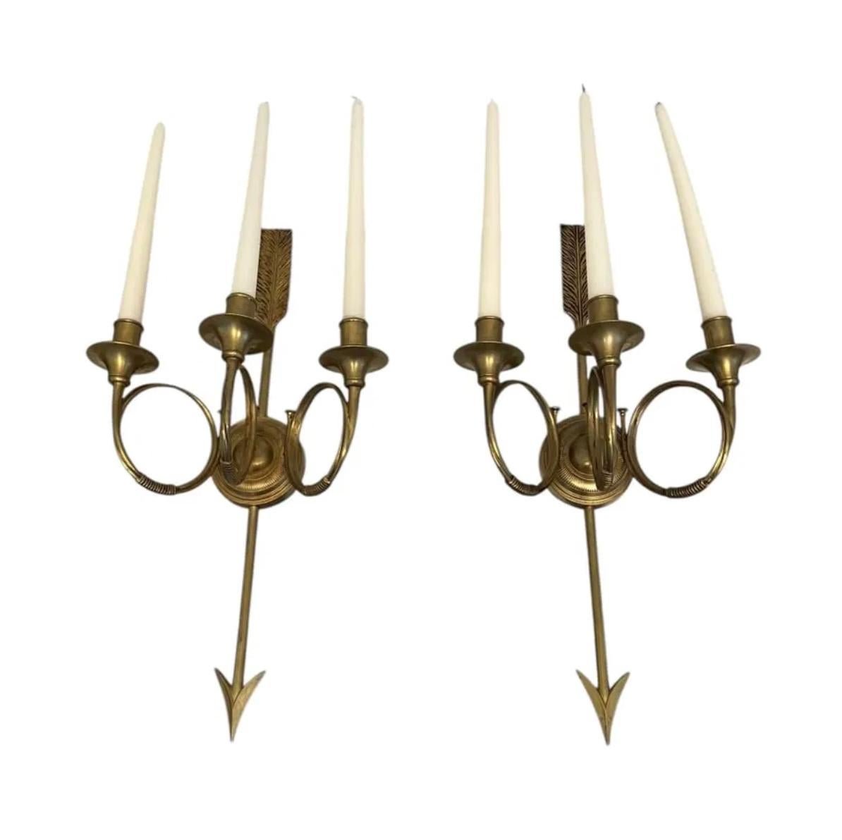 Pareja de candelabros franceses de flecha de bronce estilo Maison Baguès en Bueno estado para la venta en Atlanta, GA