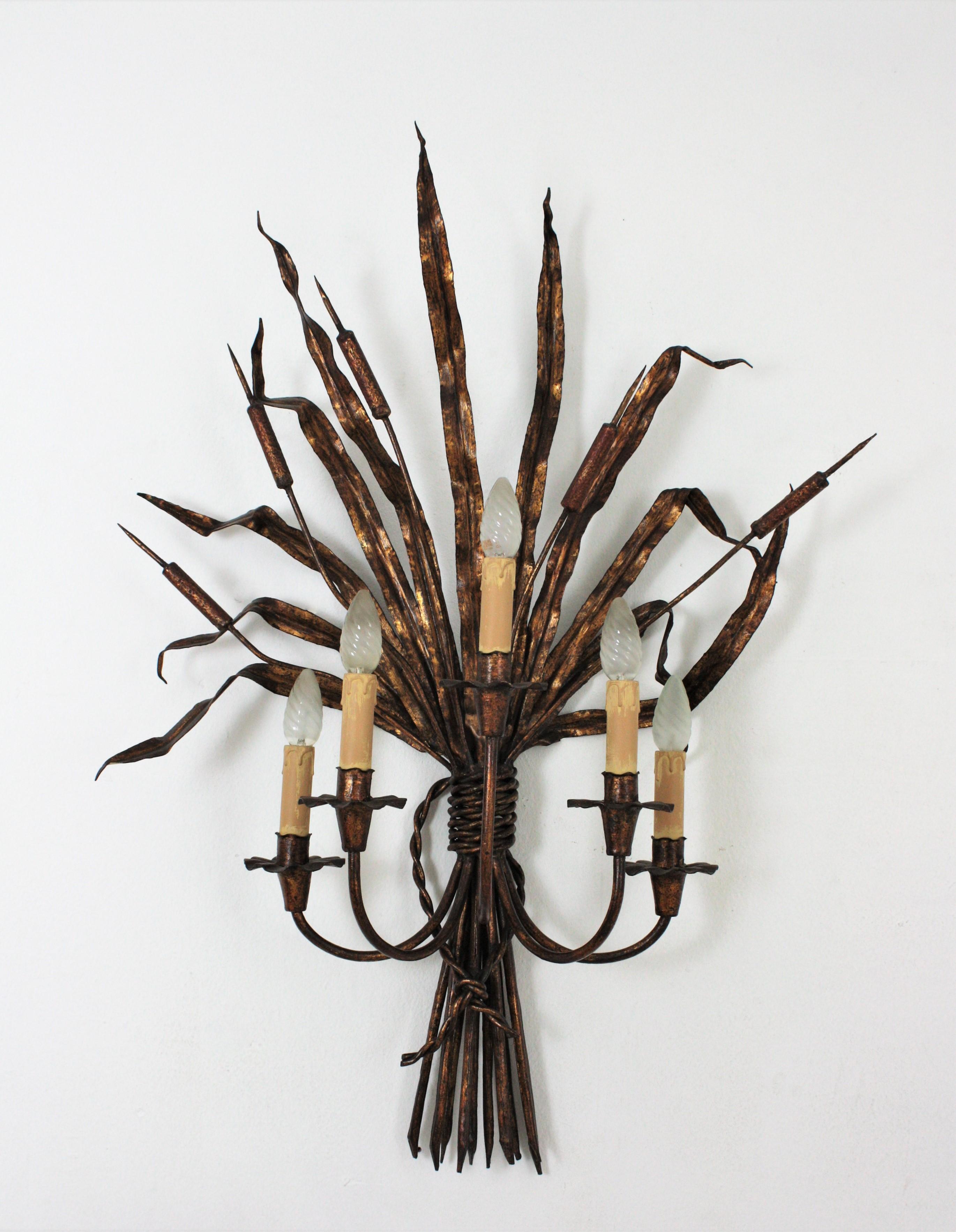 Maison Baguès Style Tole Reed Wall Light in Gilt Iron For Sale 7