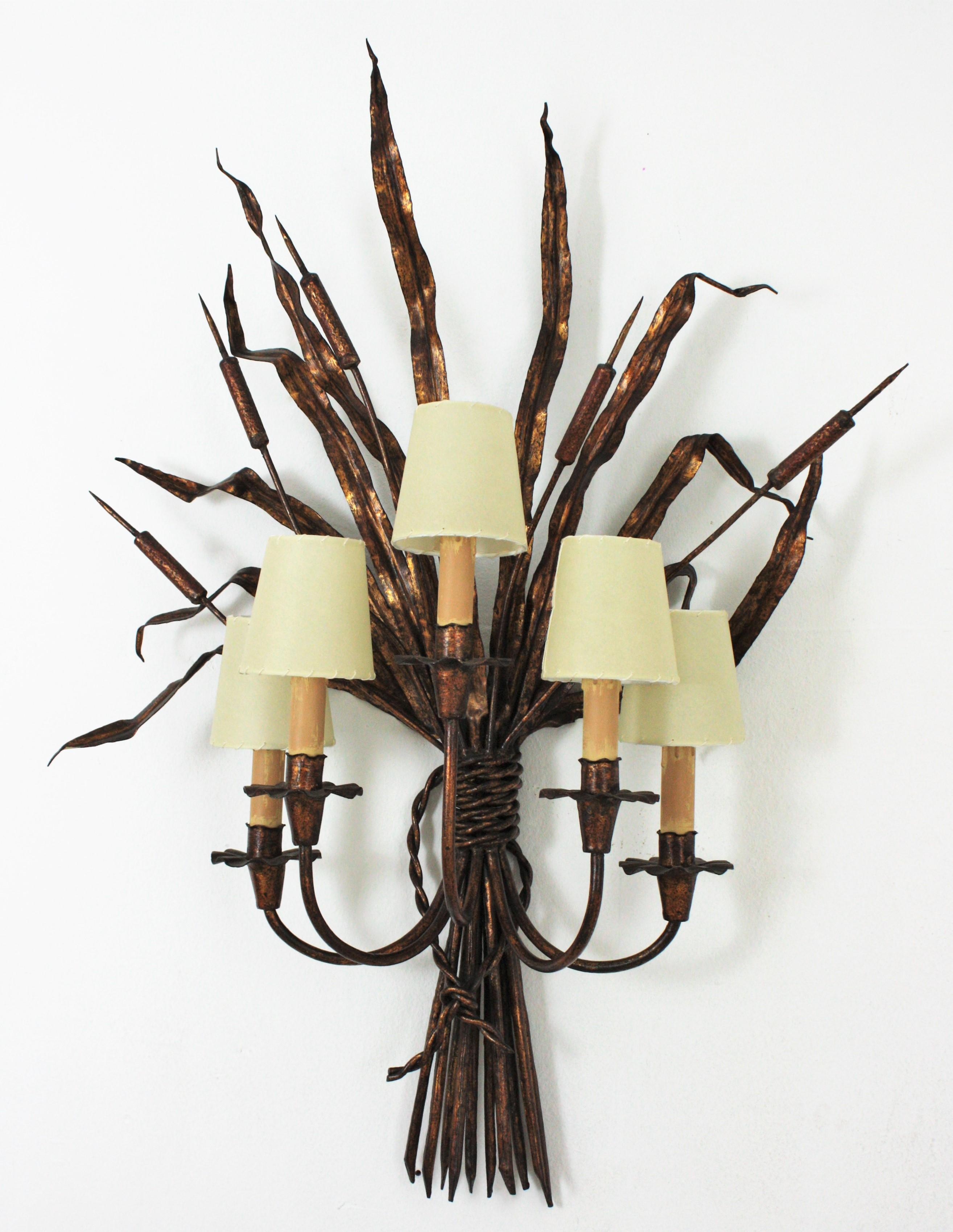 Maison Baguès Style Tole Reed Wall Light in Gilt Iron For Sale 8