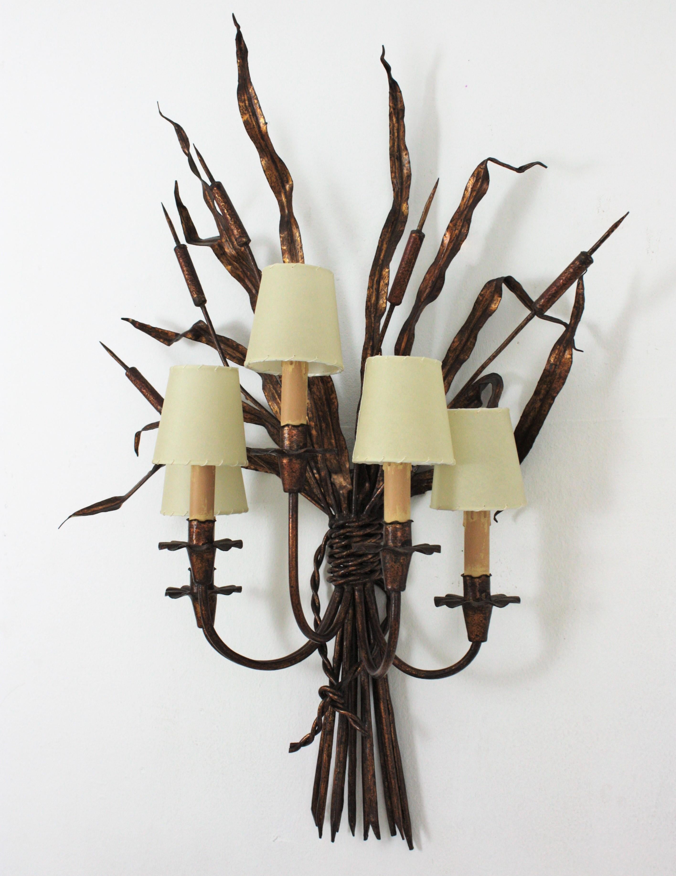 Huge Maison Baguès style parcel-gilt five-light gilt iron reeds tole wall light, France, 1950s

Outstanding large five-light gold leaf gilt iron fioliate wall sconce with decorative reeds branches.
This tole wall sconce representing reeds has 5