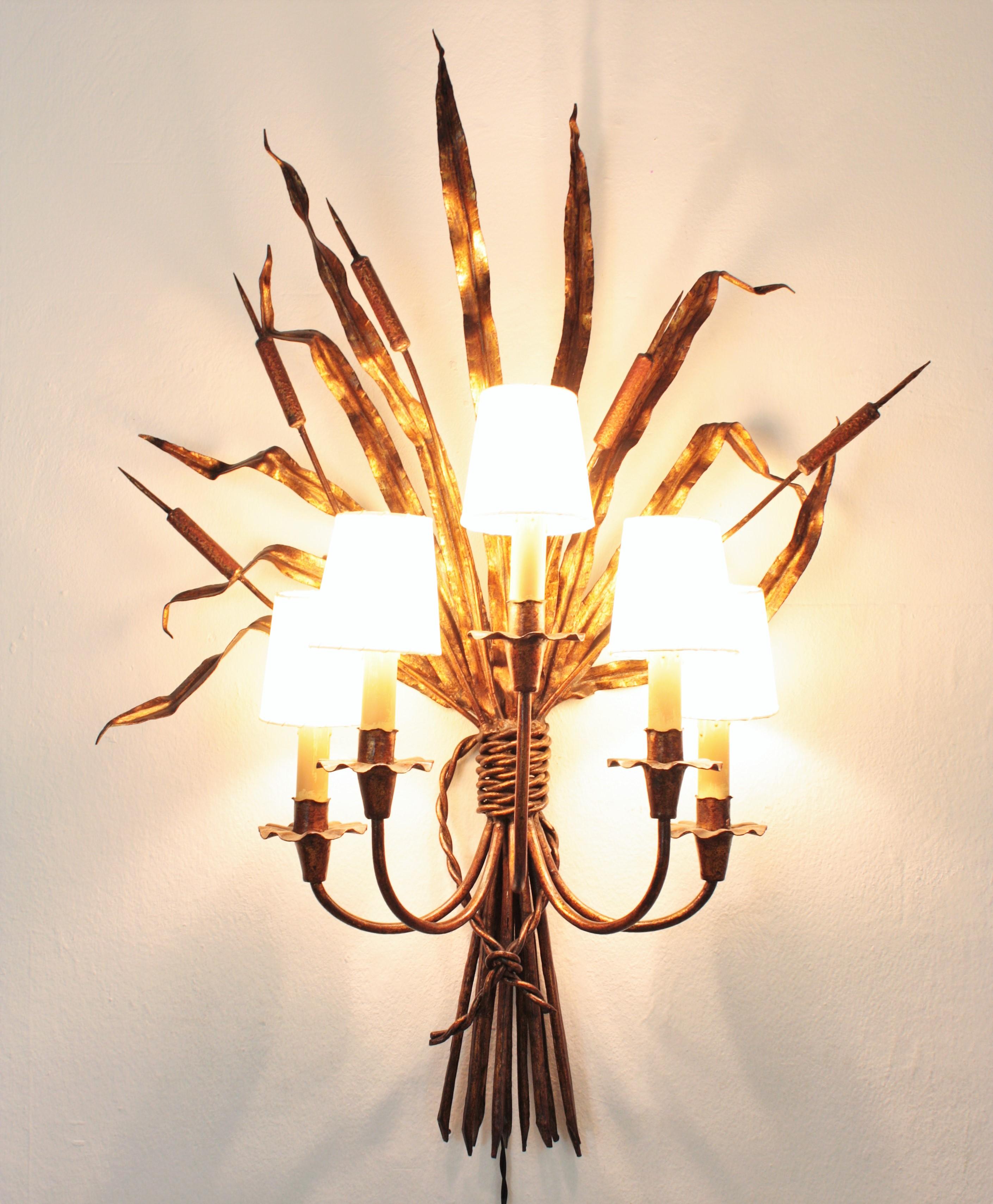 French Maison Baguès Style Tole Reed Wall Light in Gilt Iron For Sale
