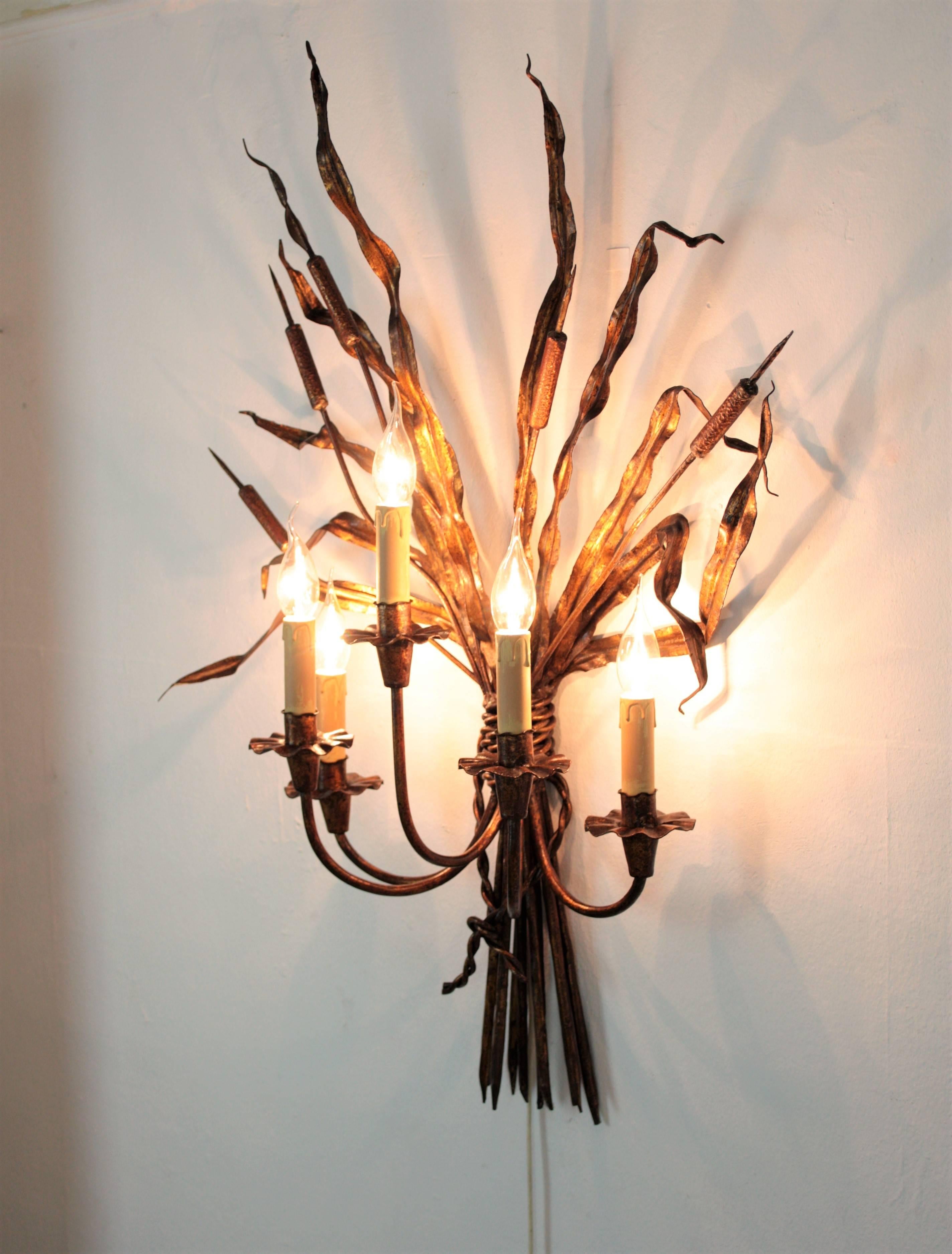 Maison Baguès Style Tole Reed Wall Light in Gilt Iron In Good Condition For Sale In Barcelona, ES