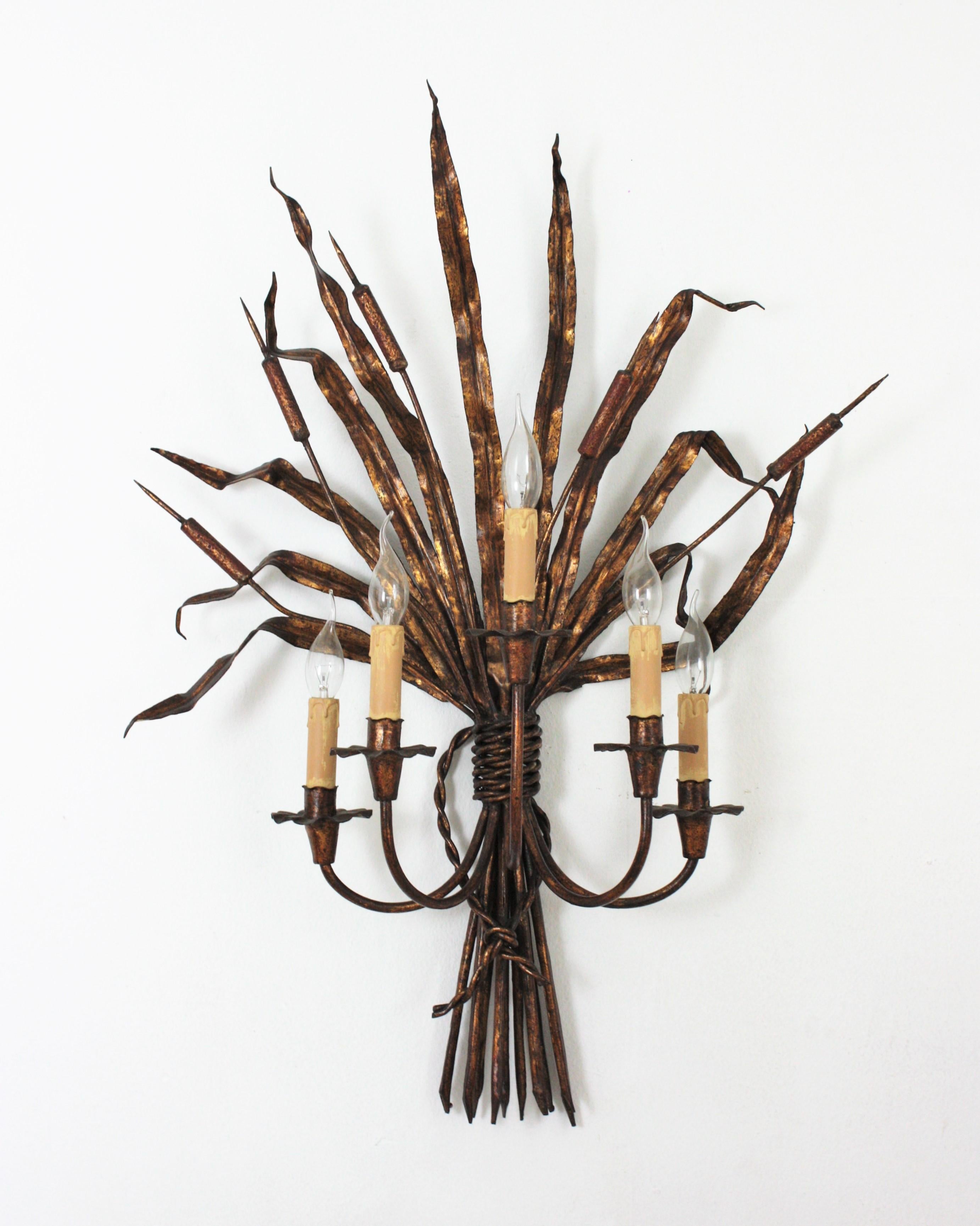 20th Century Maison Baguès Style Tole Reed Wall Light in Gilt Iron For Sale
