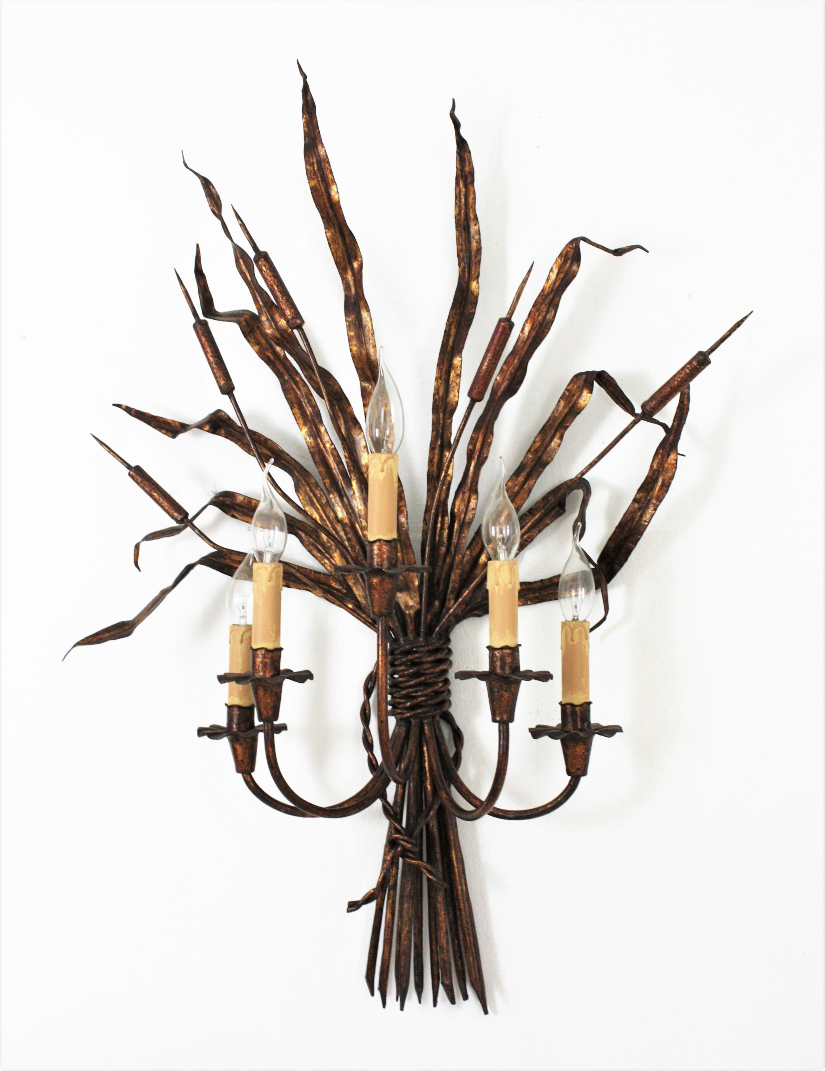 Maison Baguès Style Tole Reed Wall Light in Gilt Iron For Sale 1