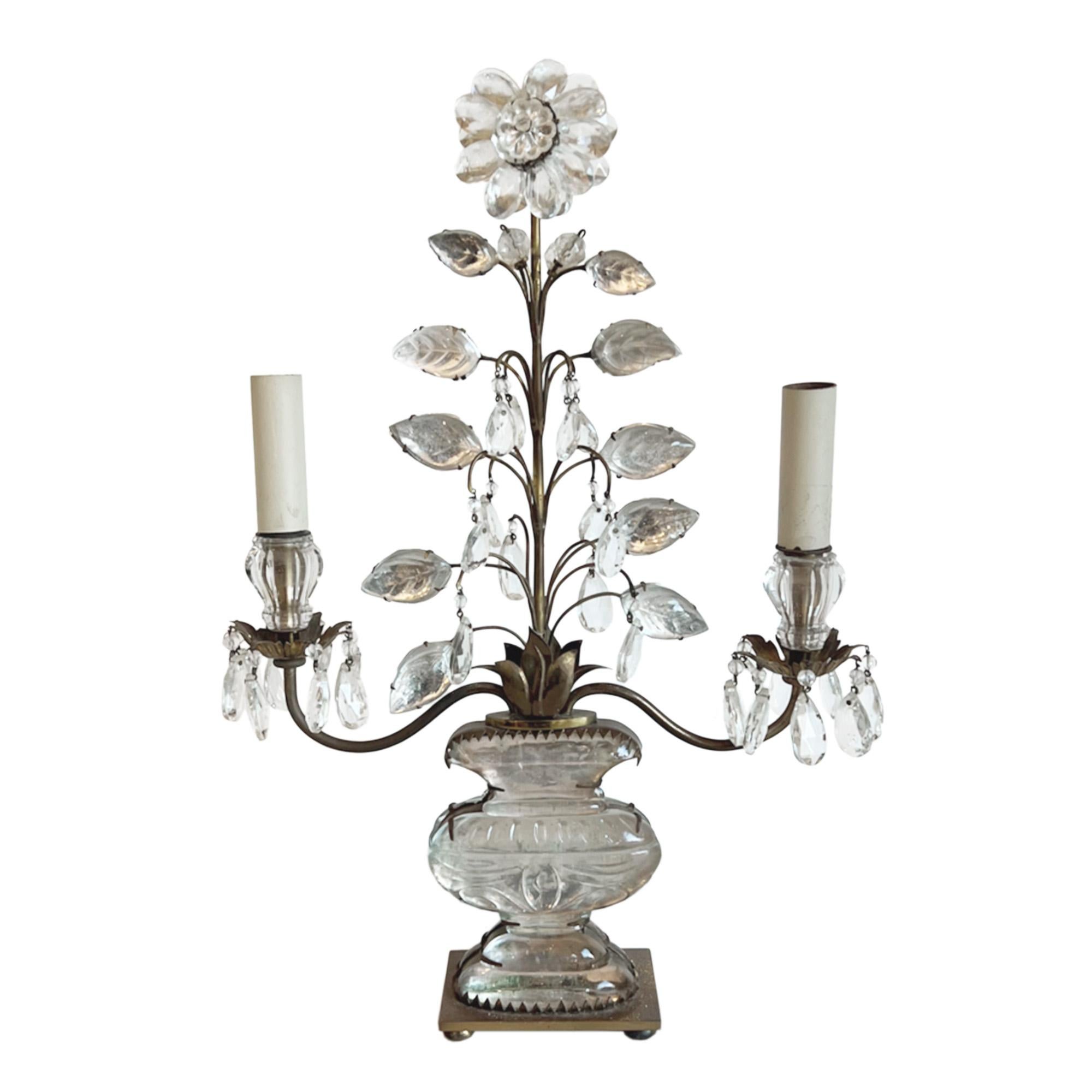 Magnifique lampe de table fabriquée par la Maison Baguès, à Paris, dans les années 1950. Cette lampe de table est décorée avec les urnes, les feuilles et les fleurs des Bagùes. 

Nous avons également une rare paire de lampes avec le motif du