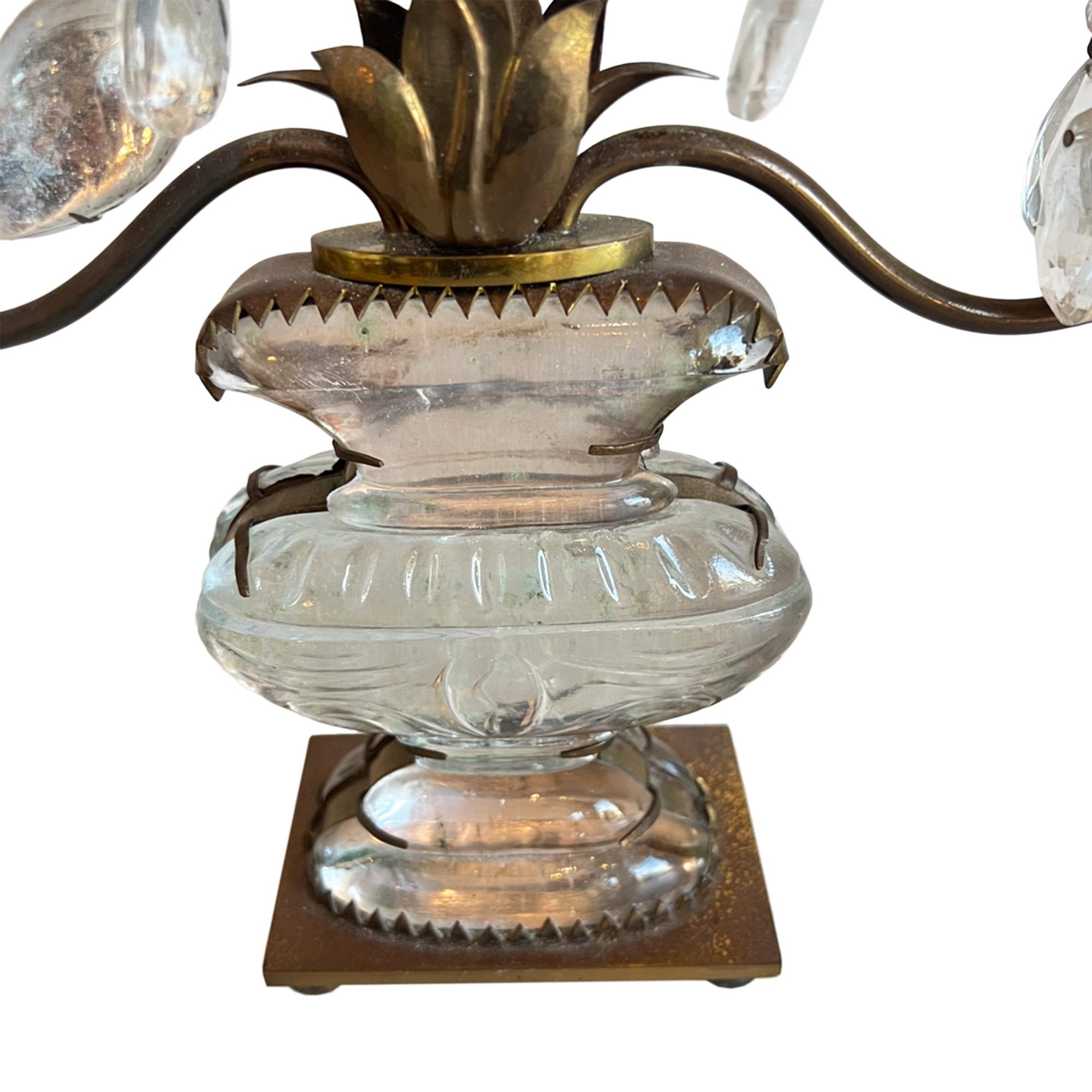 Français Lampe à poser de Maison Bagùes avec feuilles, urne et fleurs en vente