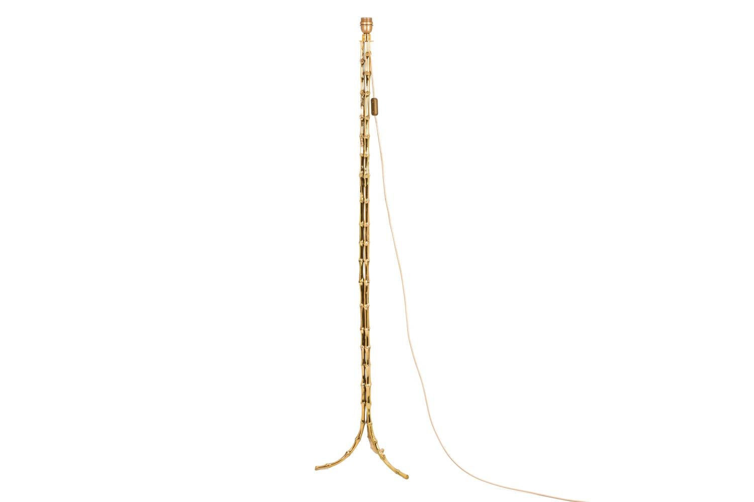 Maison Baguès, edited by. 

Tripod floor lamp in gilt bronze, standing on three curved feet. Shaft made up of three stems imitating bamboo.

Work realized in the 1970s.

Baguès is a lighting manufacturer founded in 1840 by Noël Baguès, which