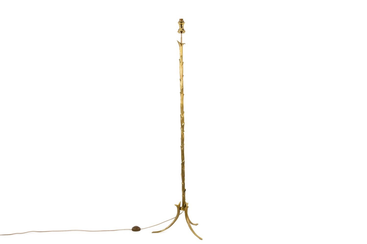 Maison Charles, edited by.

Floor lamp in gilded bronze, from the Maison Charles, Palm Tree model, resting on three curved feet. Barrel decorated with pieces of chiseled gilded bronze assembled in the form of leaves between openings.

French work